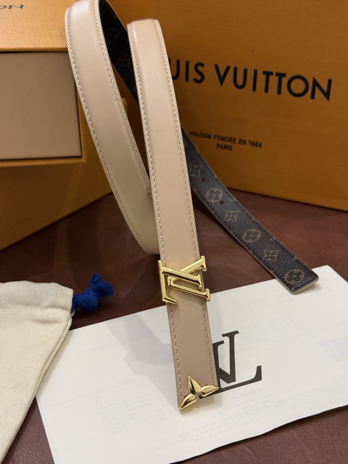 这款精致的 LV 腰带以闪耀的金色金属双饰彰显品牌精湛工艺。LV 首字母搭扣搭配精心切割的蒙娜丽莎花卉造型尾端。可翻转设