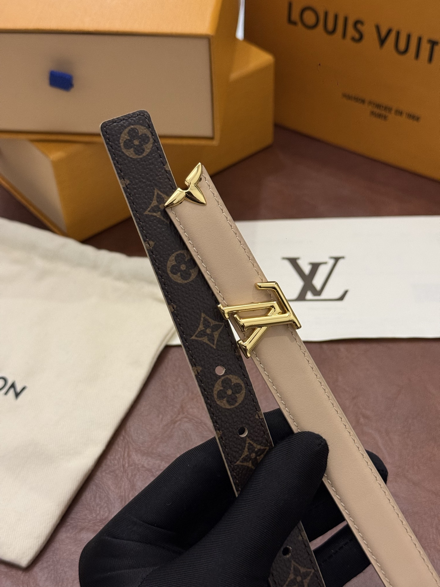 这款精致的 LV 腰带以闪耀的金色金属双饰彰显品牌精湛工艺。LV 首字母搭扣搭配精心切割的蒙娜丽莎花卉造型尾端。可翻转设