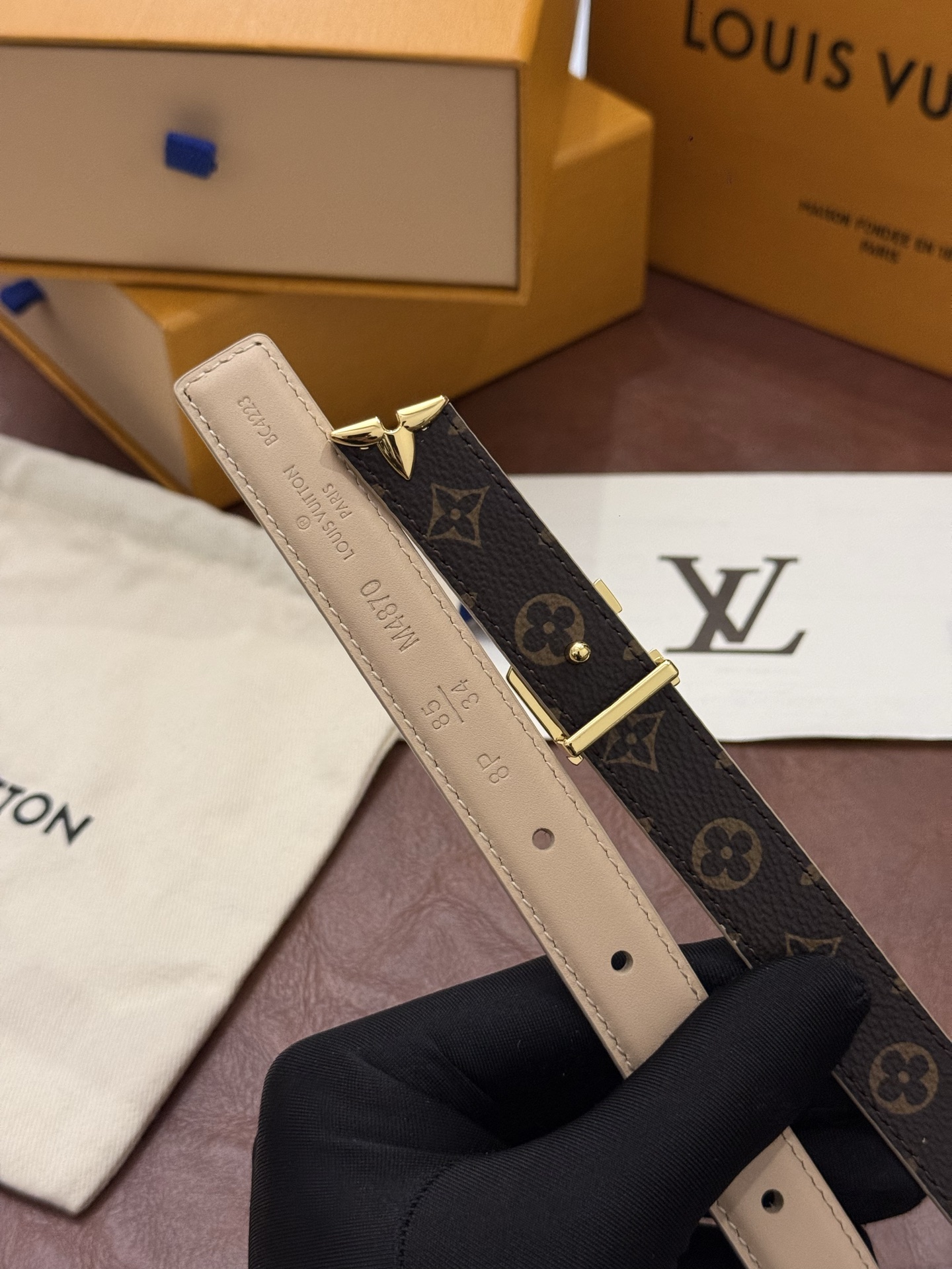 这款精致的 LV 腰带以闪耀的金色金属双饰彰显品牌精湛工艺。LV 首字母搭扣搭配精心切割的蒙娜丽莎花卉造型尾端。可翻转设