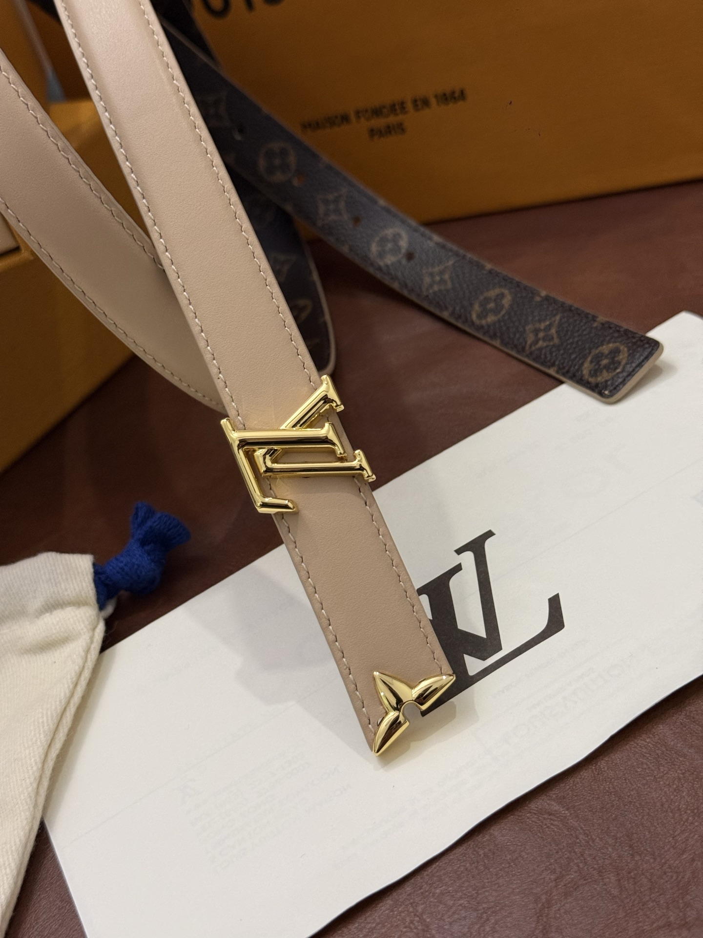 这款精致的 LV 腰带以闪耀的金色金属双饰彰显品牌精湛工艺。LV 首字母搭扣搭配精心切割的蒙娜丽莎花卉造型尾端。可翻转设