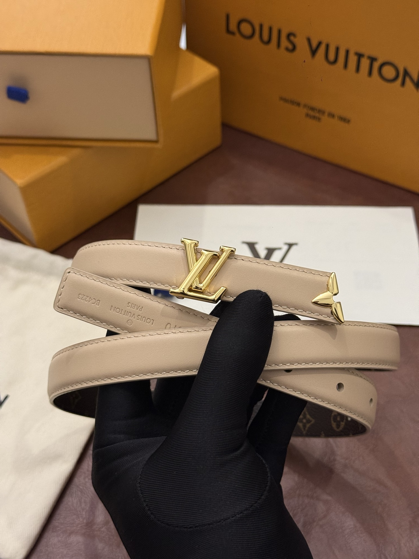 这款精致的 LV 腰带以闪耀的金色金属双饰彰显品牌精湛工艺。LV 首字母搭扣搭配精心切割的蒙娜丽莎花卉造型尾端。可翻转设 这款精致的 LV 腰带以闪耀的金色金属双饰彰显品牌精湛工艺。LV 首字母搭扣搭配精心切割的蒙娜丽莎花卉造型尾端。可翻转设