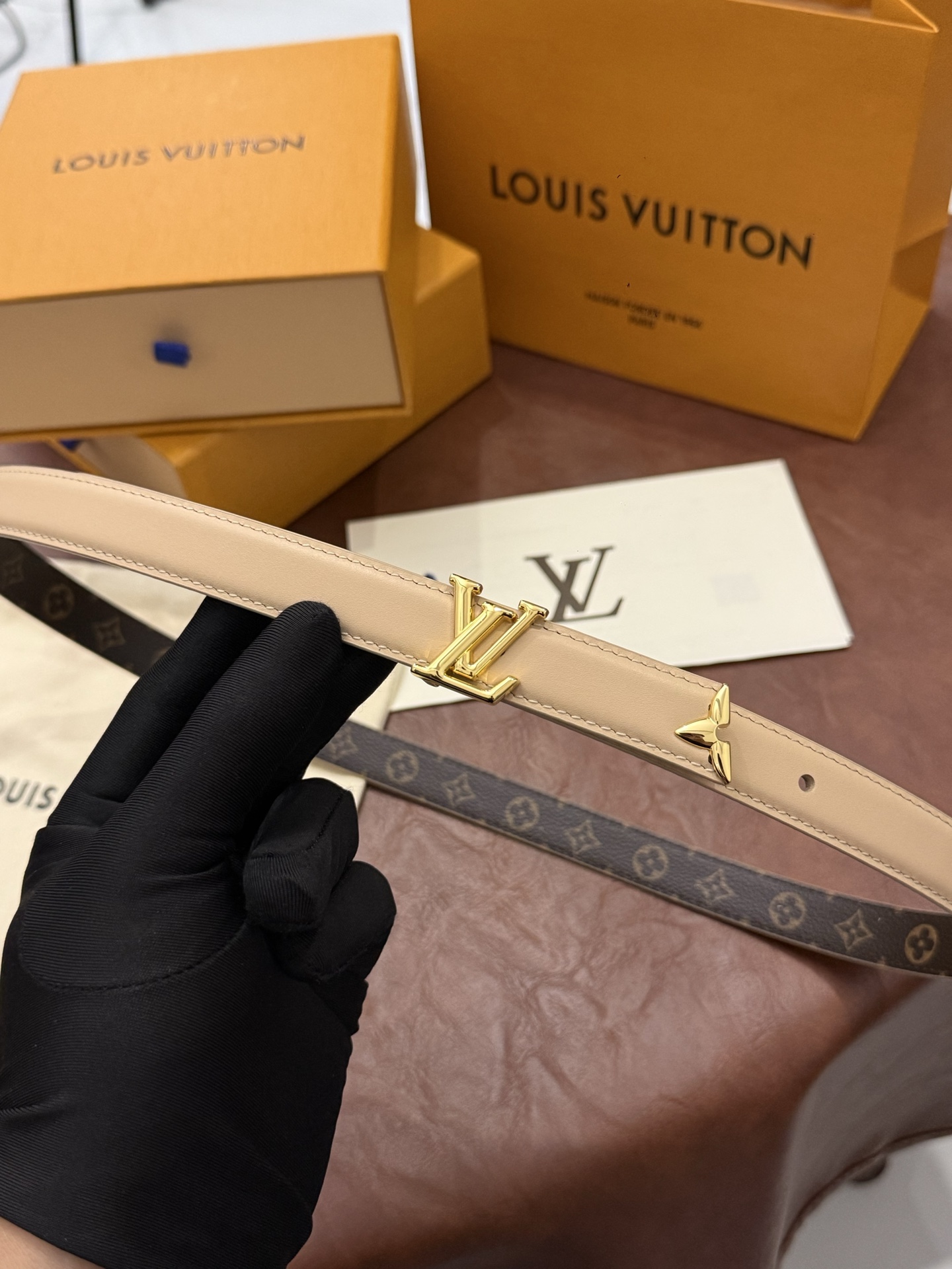 这款精致的 LV 腰带以闪耀的金色金属双饰彰显品牌精湛工艺。LV 首字母搭扣搭配精心切割的蒙娜丽莎花卉造型尾端。可翻转设