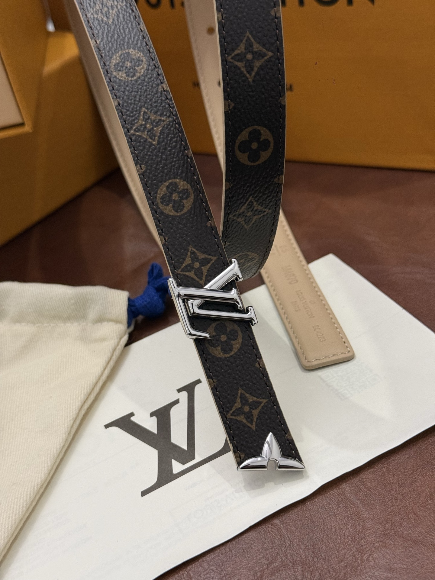 这款精致的 LV 腰带以闪耀的金色金属双饰彰显品牌精湛工艺。LV 首字母搭扣搭配精心切割的蒙娜丽莎花卉造型尾端。可翻转设