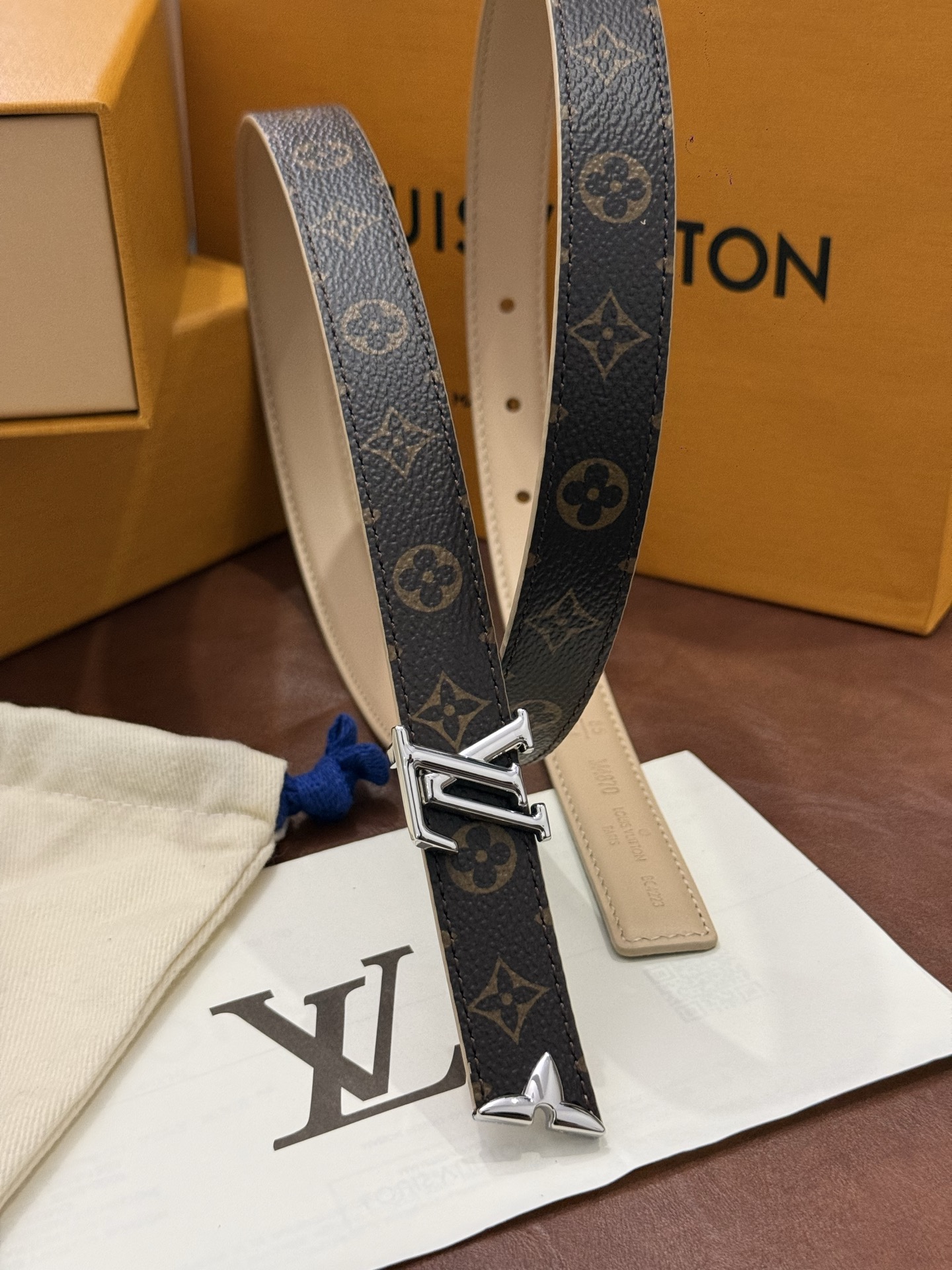 这款精致的 LV 腰带以闪耀的金色金属双饰彰显品牌精湛工艺。LV 首字母搭扣搭配精心切割的蒙娜丽莎花卉造型尾端。可翻转设