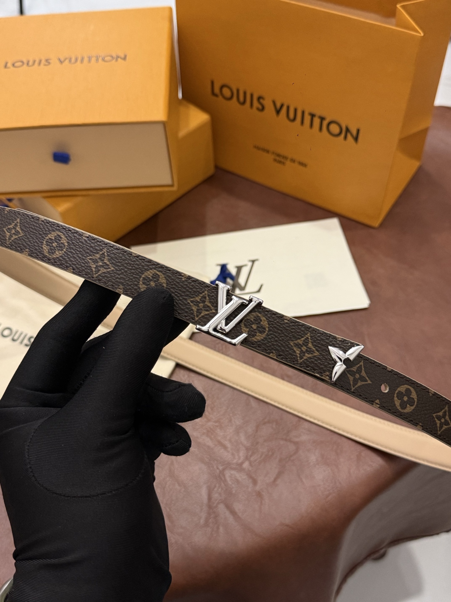 这款精致的 LV 腰带以闪耀的金色金属双饰彰显品牌精湛工艺。LV 首字母搭扣搭配精心切割的蒙娜丽莎花卉造型尾端。可翻转设