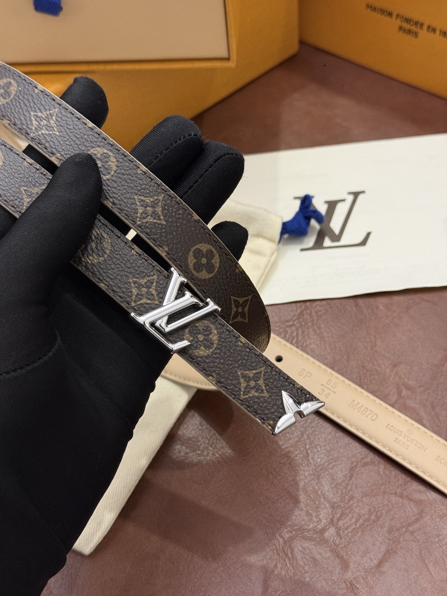 这款精致的 LV 腰带以闪耀的金色金属双饰彰显品牌精湛工艺。LV 首字母搭扣搭配精心切割的蒙娜丽莎花卉造型尾端。可翻转设