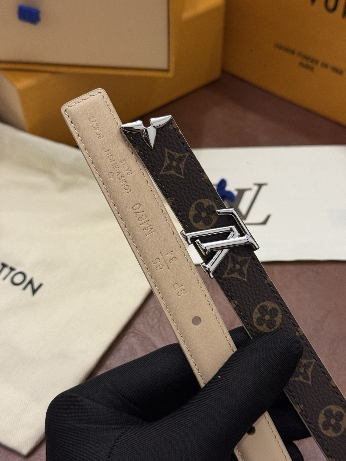 这款精致的 LV 腰带以闪耀的金色金属双饰彰显品牌精湛工艺。LV 首字母搭扣搭配精心切割的蒙娜丽莎花卉造型尾端。可翻转设