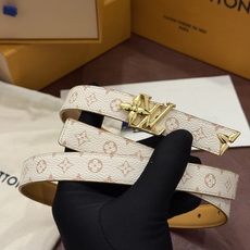 这款精致的 LV 腰带以闪耀的金色金属双饰彰显品牌精湛工艺。LV 首字母搭扣搭配精心切割的蒙娜丽莎花卉造型尾端。可翻转设 这款精致的 LV 腰带以闪耀的金色金属双饰彰显品牌精湛工艺。LV 首字母搭扣搭配精心切割的蒙娜丽莎花卉造型尾端。可翻转设
