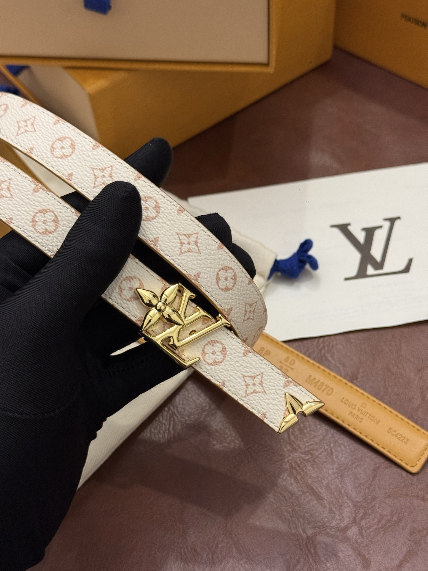 这款精致的 LV 腰带以闪耀的金色金属双饰彰显品牌精湛工艺。LV 首字母搭扣搭配精心切割的蒙娜丽莎花卉造型尾端。可翻转设