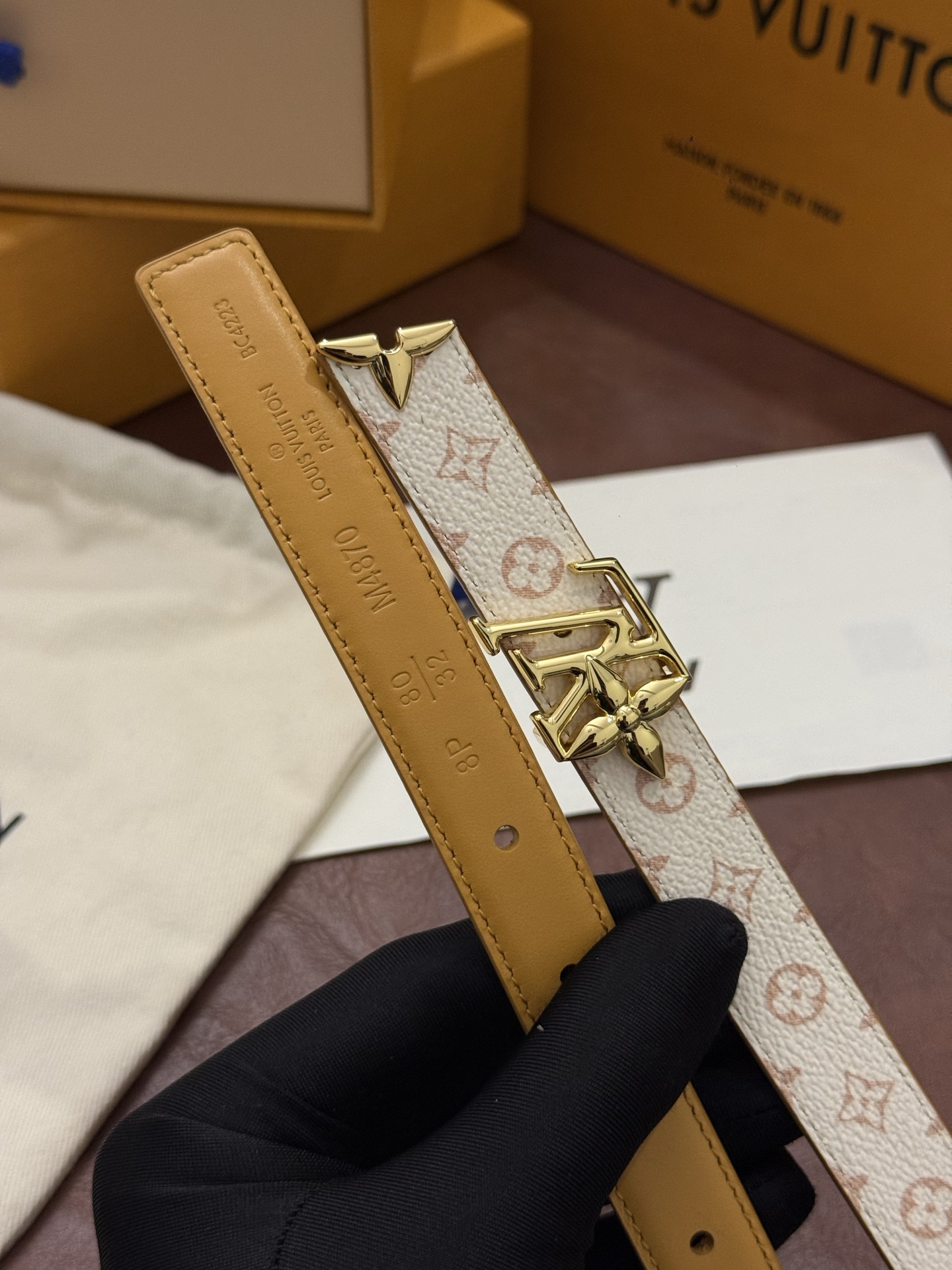 这款精致的 LV 腰带以闪耀的金色金属双饰彰显品牌精湛工艺。LV 首字母搭扣搭配精心切割的蒙娜丽莎花卉造型尾端。可翻转设