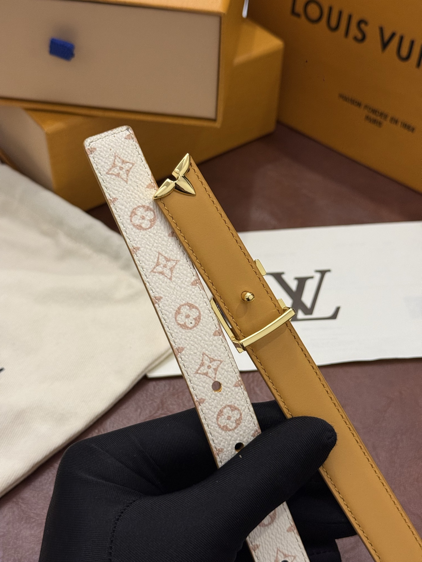 这款精致的 LV 腰带以闪耀的金色金属双饰彰显品牌精湛工艺。LV 首字母搭扣搭配精心切割的蒙娜丽莎花卉造型尾端。可翻转设