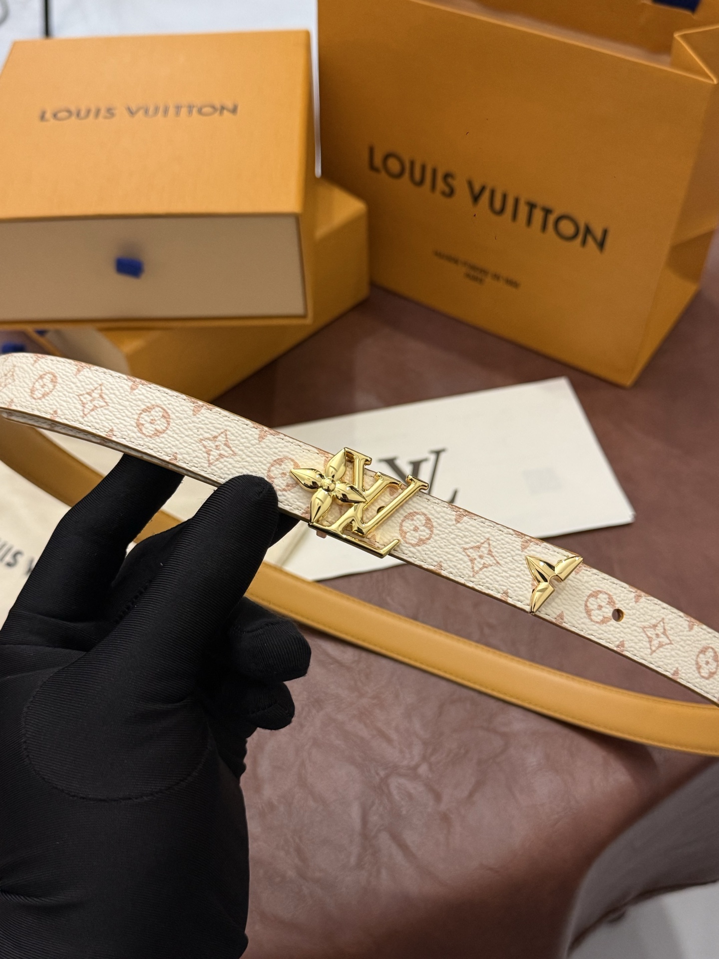 这款精致的 LV 腰带以闪耀的金色金属双饰彰显品牌精湛工艺。LV 首字母搭扣搭配精心切割的蒙娜丽莎花卉造型尾端。可翻转设