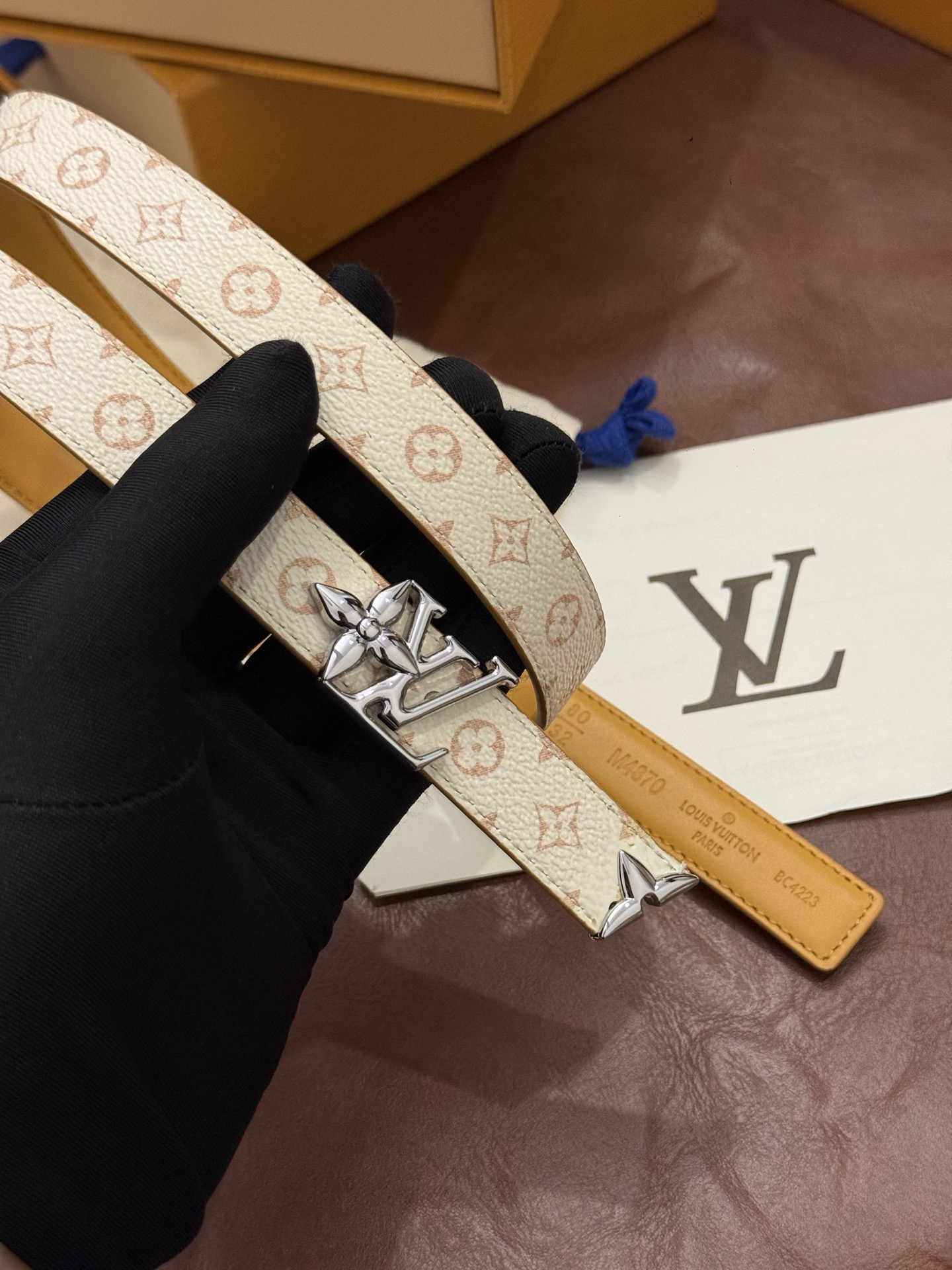 这款精致的 LV 腰带以闪耀的金色金属双饰彰显品牌精湛工艺。LV 首字母搭扣搭配精心切割的蒙娜丽莎花卉造型尾端。可翻转设