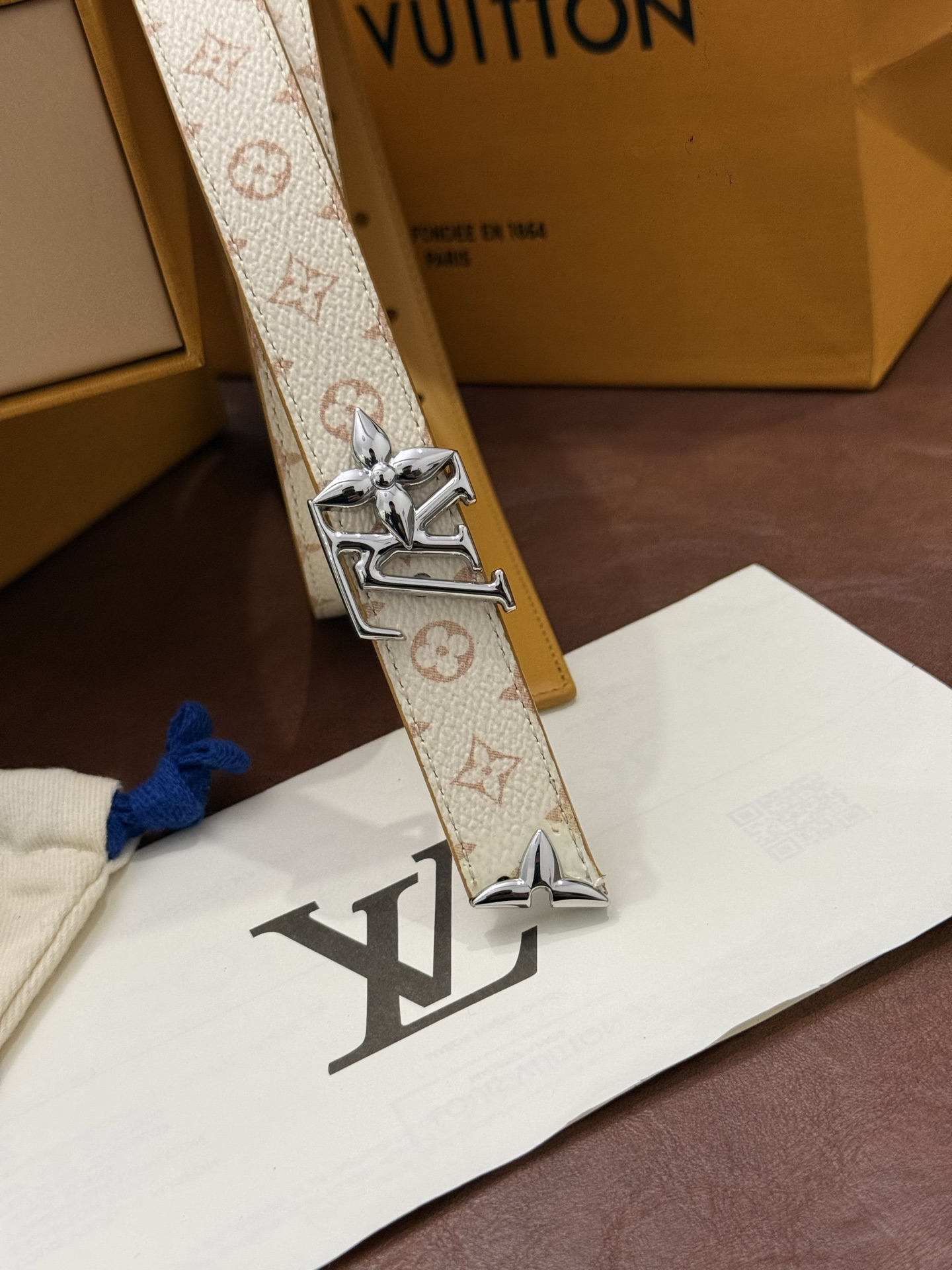 这款精致的 LV 腰带以闪耀的金色金属双饰彰显品牌精湛工艺。LV 首字母搭扣搭配精心切割的蒙娜丽莎花卉造型尾端。可翻转设