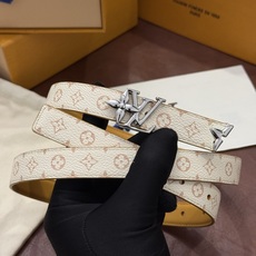 这款精致的 LV 腰带以闪耀的金色金属双饰彰显品牌精湛工艺。LV 首字母搭扣搭配精心切割的蒙娜丽莎花卉造型尾端。可翻转设 这款精致的 LV 腰带以闪耀的金色金属双饰彰显品牌精湛工艺。LV 首字母搭扣搭配精心切割的蒙娜丽莎花卉造型尾端。可翻转设