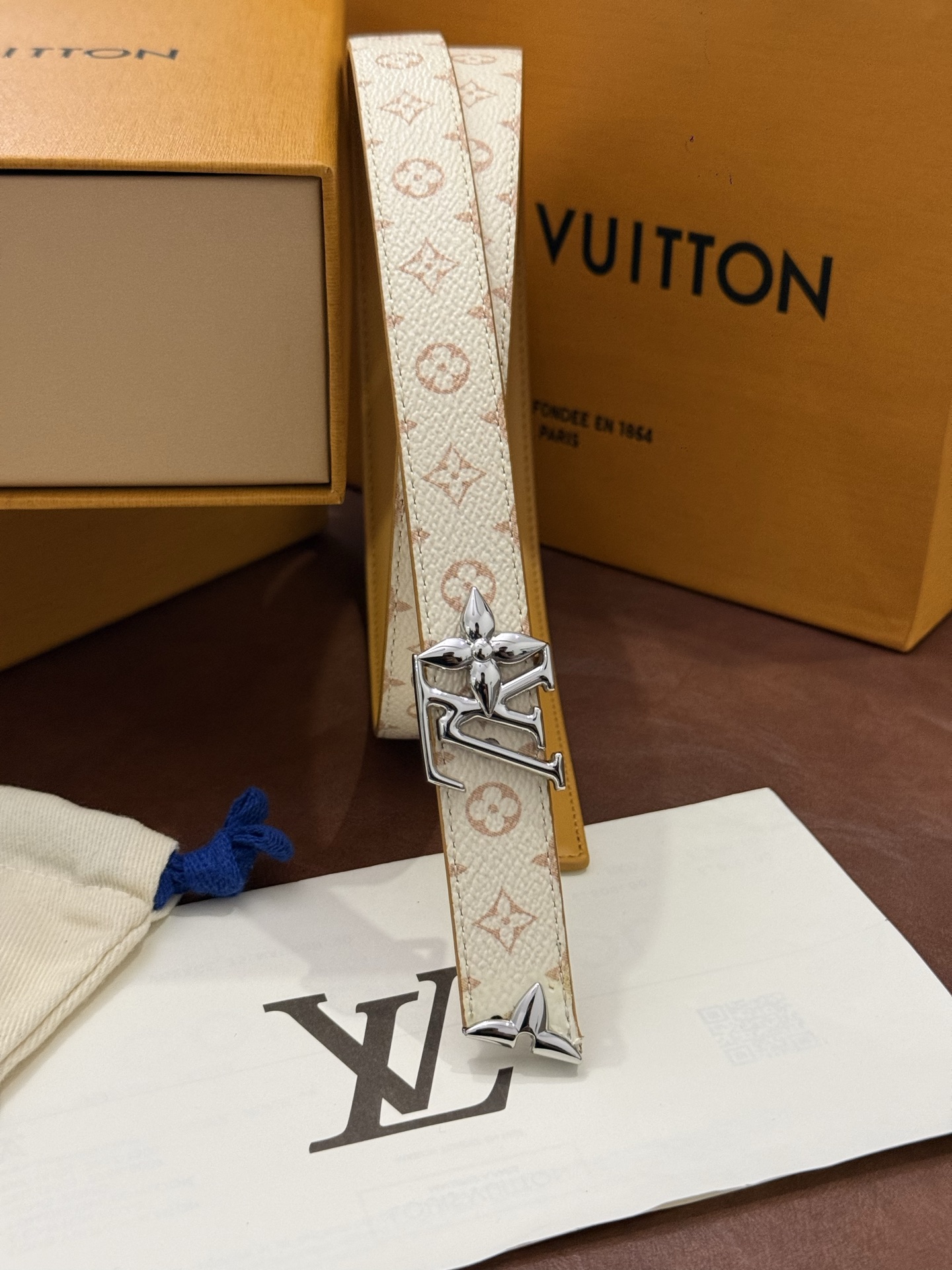 这款精致的 LV 腰带以闪耀的金色金属双饰彰显品牌精湛工艺。LV 首字母搭扣搭配精心切割的蒙娜丽莎花卉造型尾端。可翻转设