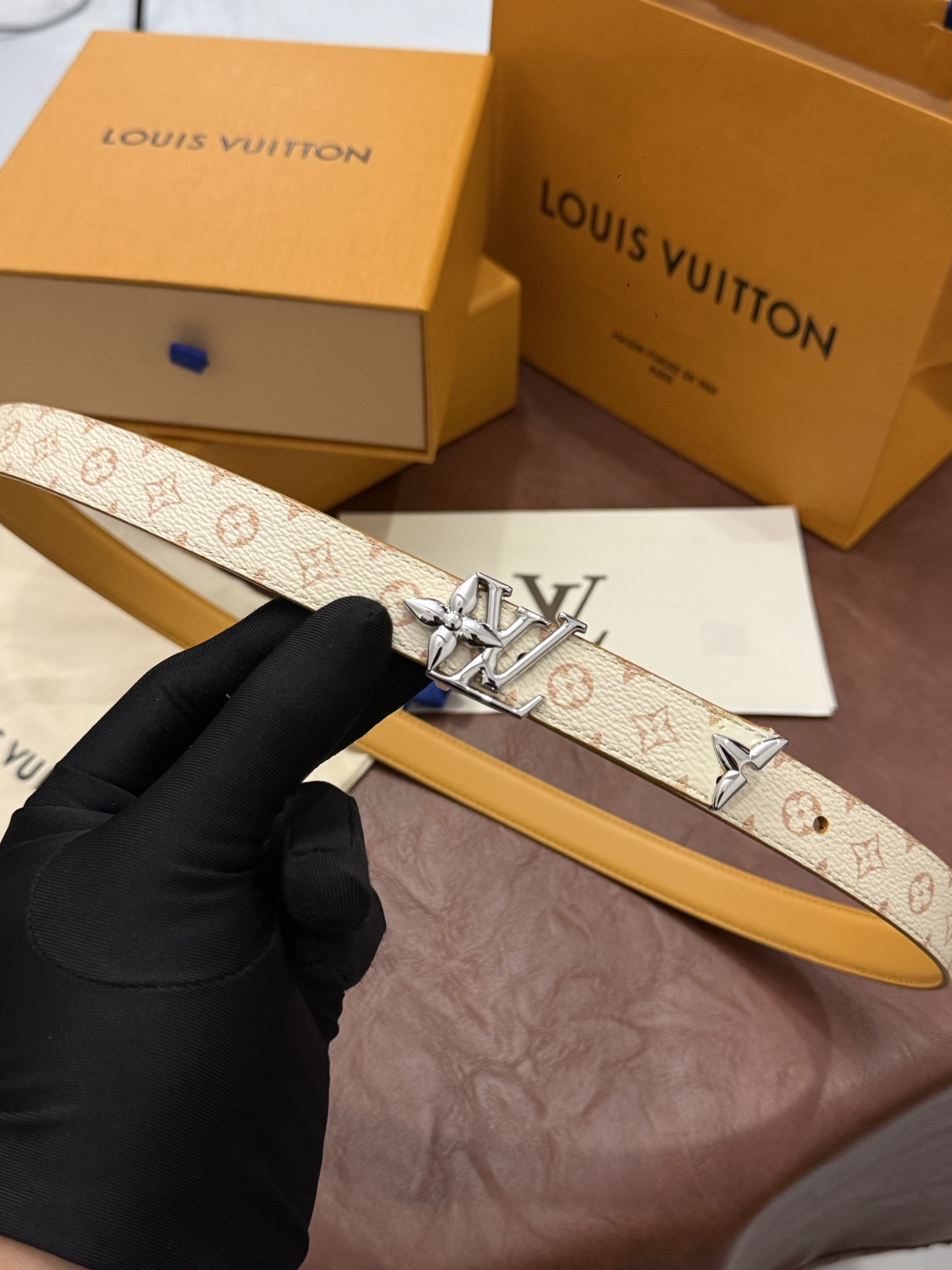 这款精致的 LV 腰带以闪耀的金色金属双饰彰显品牌精湛工艺。LV 首字母搭扣搭配精心切割的蒙娜丽莎花卉造型尾端。可翻转设