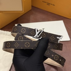 这款精致的 LV 腰带以闪耀的金色金属双饰彰显品牌精湛工艺。LV 首字母搭扣搭配精心切割的蒙娜丽莎花卉造型尾端。可翻转设 这款精致的 LV 腰带以闪耀的金色金属双饰彰显品牌精湛工艺。LV 首字母搭扣搭配精心切割的蒙娜丽莎花卉造型尾端。可翻转设