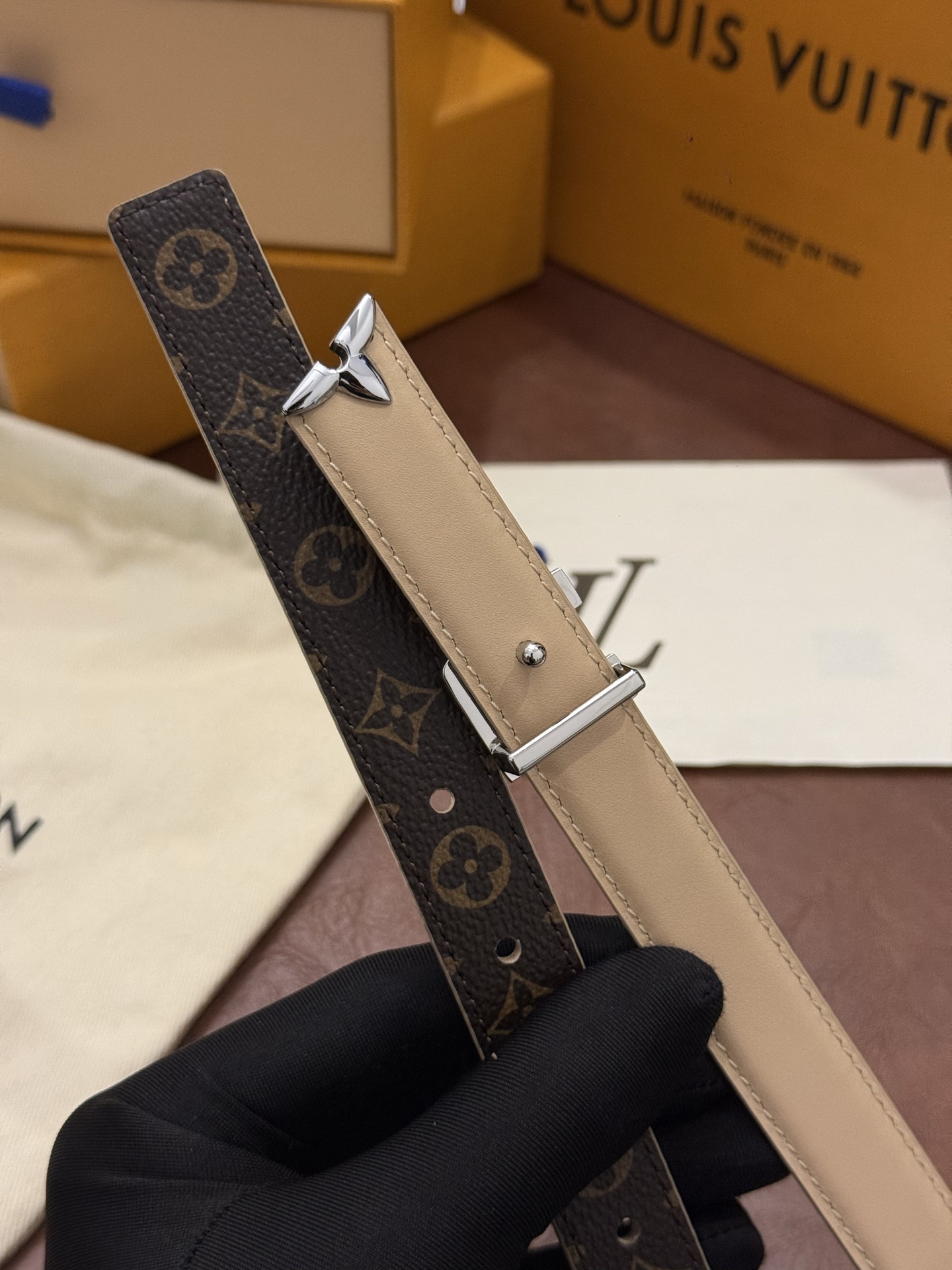 这款精致的 LV 腰带以闪耀的金色金属双饰彰显品牌精湛工艺。LV 首字母搭扣搭配精心切割的蒙娜丽莎花卉造型尾端。可翻转设