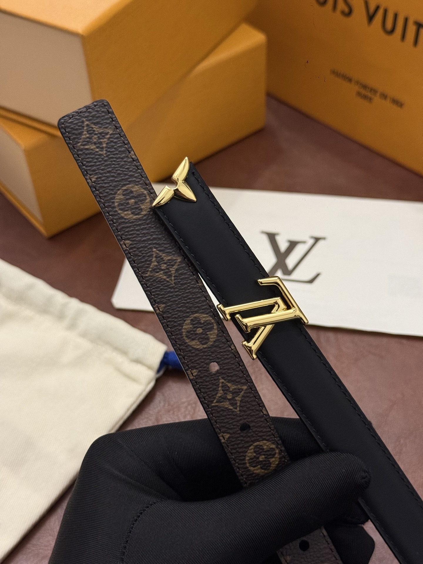 这款精致的 LV 腰带以闪耀的金色金属双饰彰显品牌精湛工艺。LV 首字母搭扣搭配精心切割的蒙娜丽莎花卉造型尾端。可翻转设