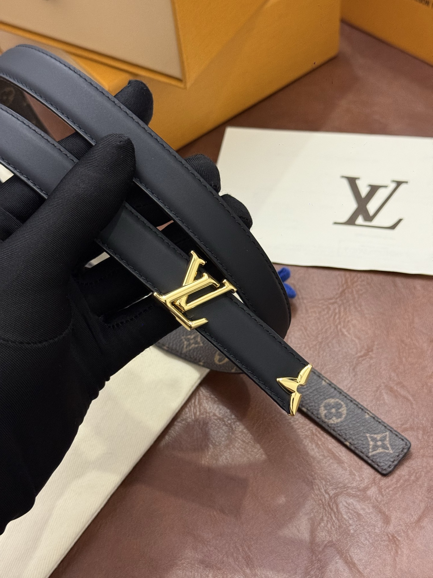 这款精致的 LV 腰带以闪耀的金色金属双饰彰显品牌精湛工艺。LV 首字母搭扣搭配精心切割的蒙娜丽莎花卉造型尾端。可翻转设