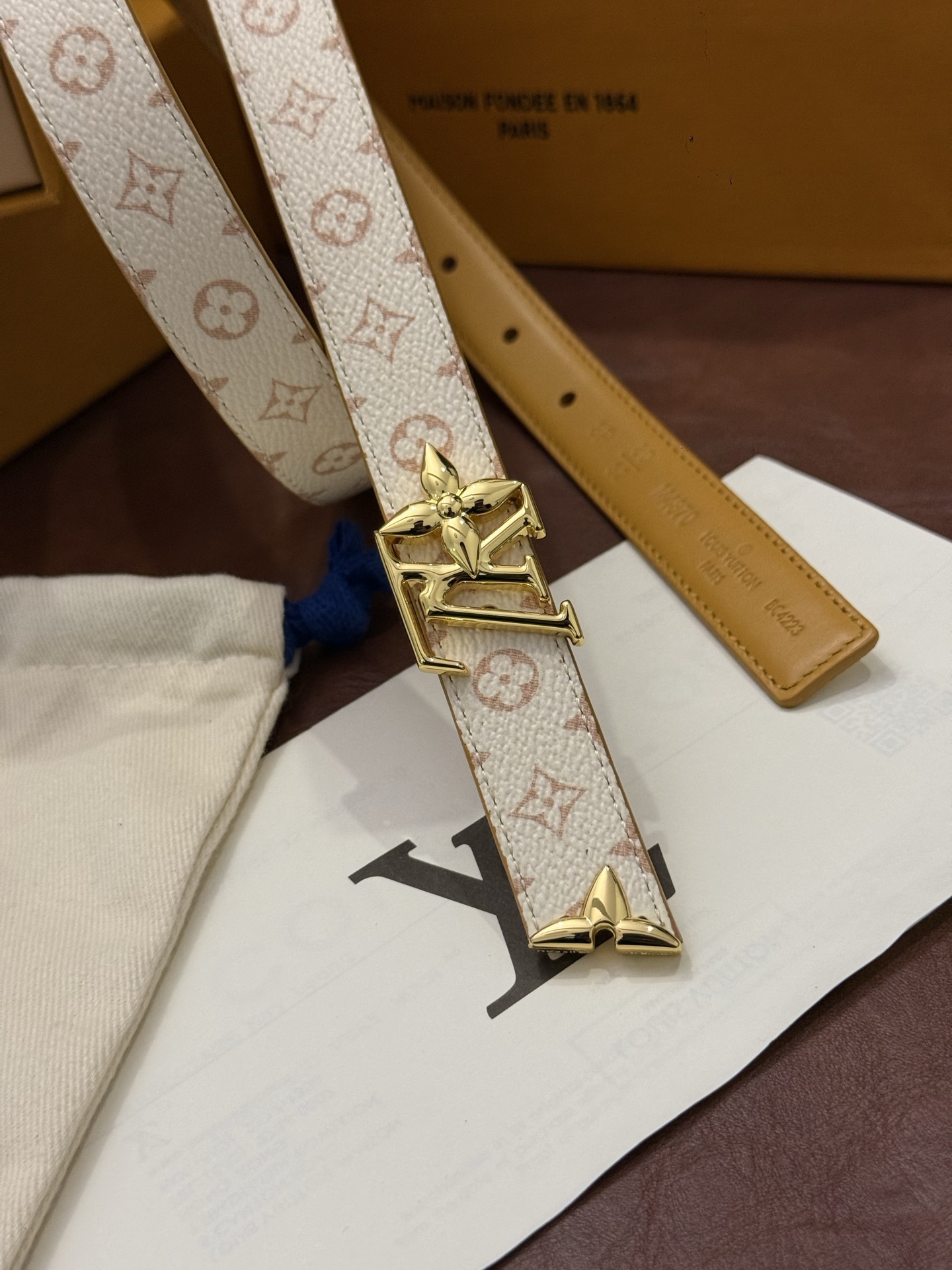 这款精致的 LV 腰带以闪耀的金色金属双饰彰显品牌精湛工艺。LV 首字母搭扣搭配精心切割的蒙娜丽莎花卉造型尾端。可翻转设