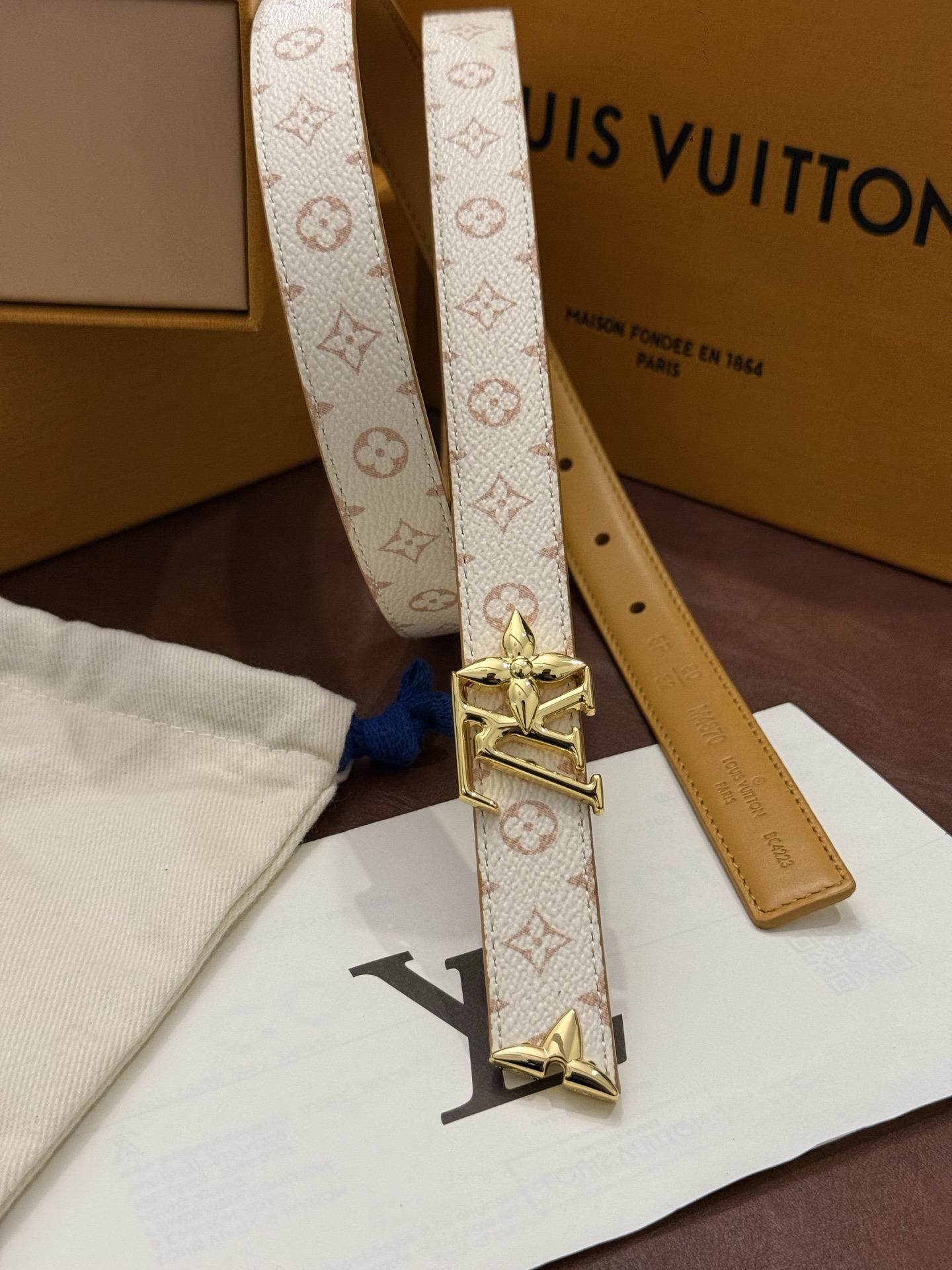 这款精致的 LV 腰带以闪耀的金色金属双饰彰显品牌精湛工艺。LV 首字母搭扣搭配精心切割的蒙娜丽莎花卉造型尾端。可翻转设