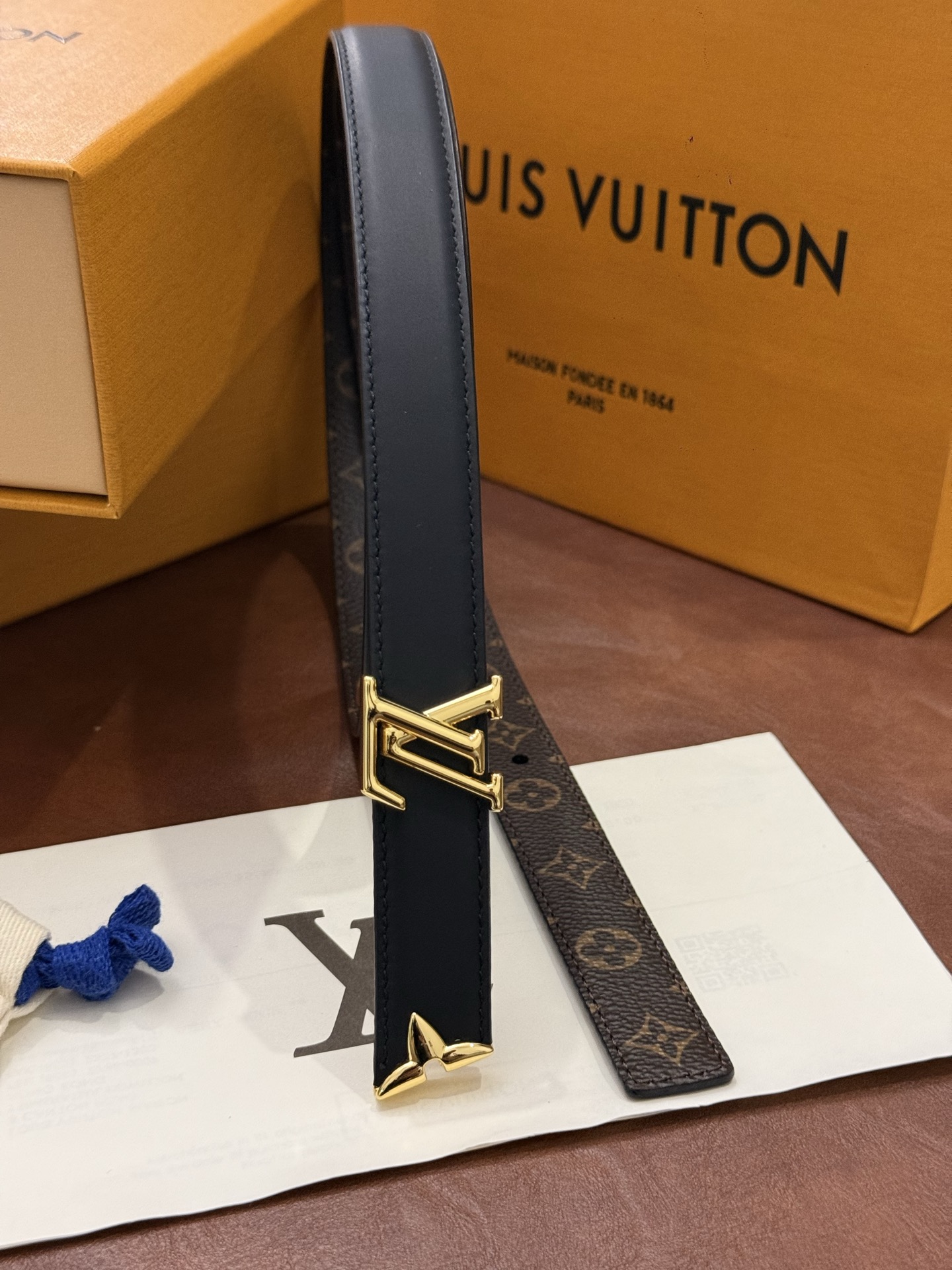 这款精致的 LV 腰带以闪耀的金色金属双饰彰显品牌精湛工艺。LV 首字母搭扣搭配精心切割的蒙娜丽莎花卉造型尾端。可翻转设