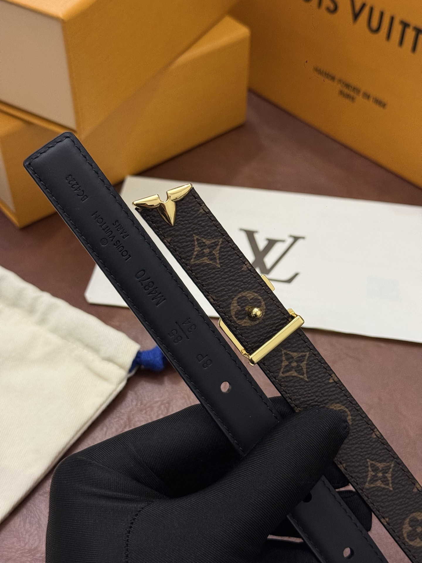 这款精致的 LV 腰带以闪耀的金色金属双饰彰显品牌精湛工艺。LV 首字母搭扣搭配精心切割的蒙娜丽莎花卉造型尾端。可翻转设
