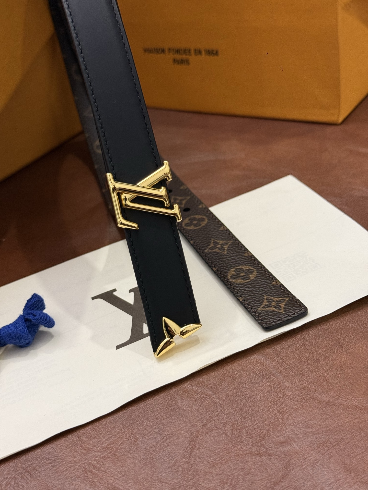 这款精致的 LV 腰带以闪耀的金色金属双饰彰显品牌精湛工艺。LV 首字母搭扣搭配精心切割的蒙娜丽莎花卉造型尾端。可翻转设