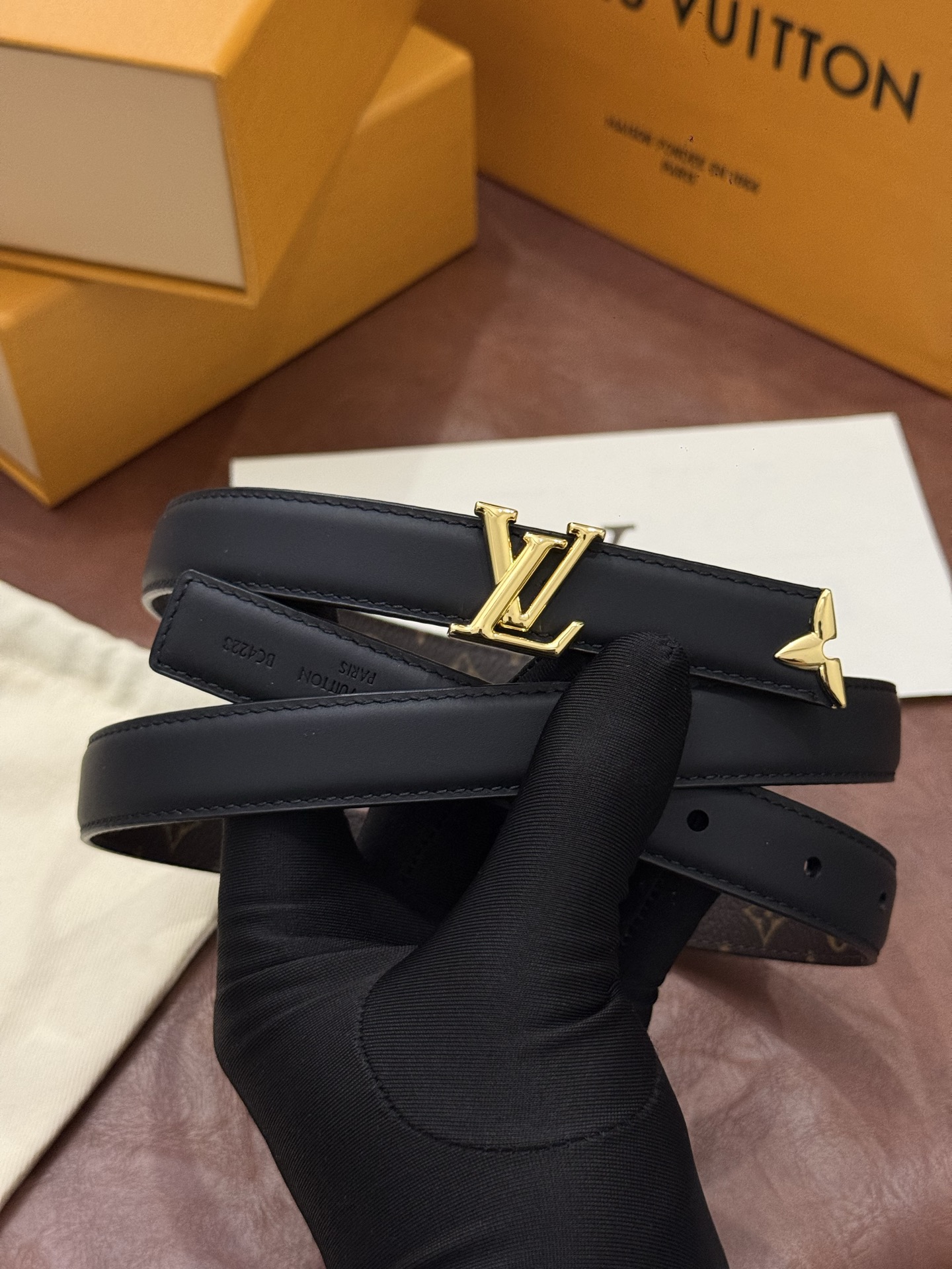 这款精致的 LV 腰带以闪耀的金色金属双饰彰显品牌精湛工艺。LV 首字母搭扣搭配精心切割的蒙娜丽莎花卉造型尾端。可翻转设 这款精致的 LV 腰带以闪耀的金色金属双饰彰显品牌精湛工艺。LV 首字母搭扣搭配精心切割的蒙娜丽莎花卉造型尾端。可翻转设