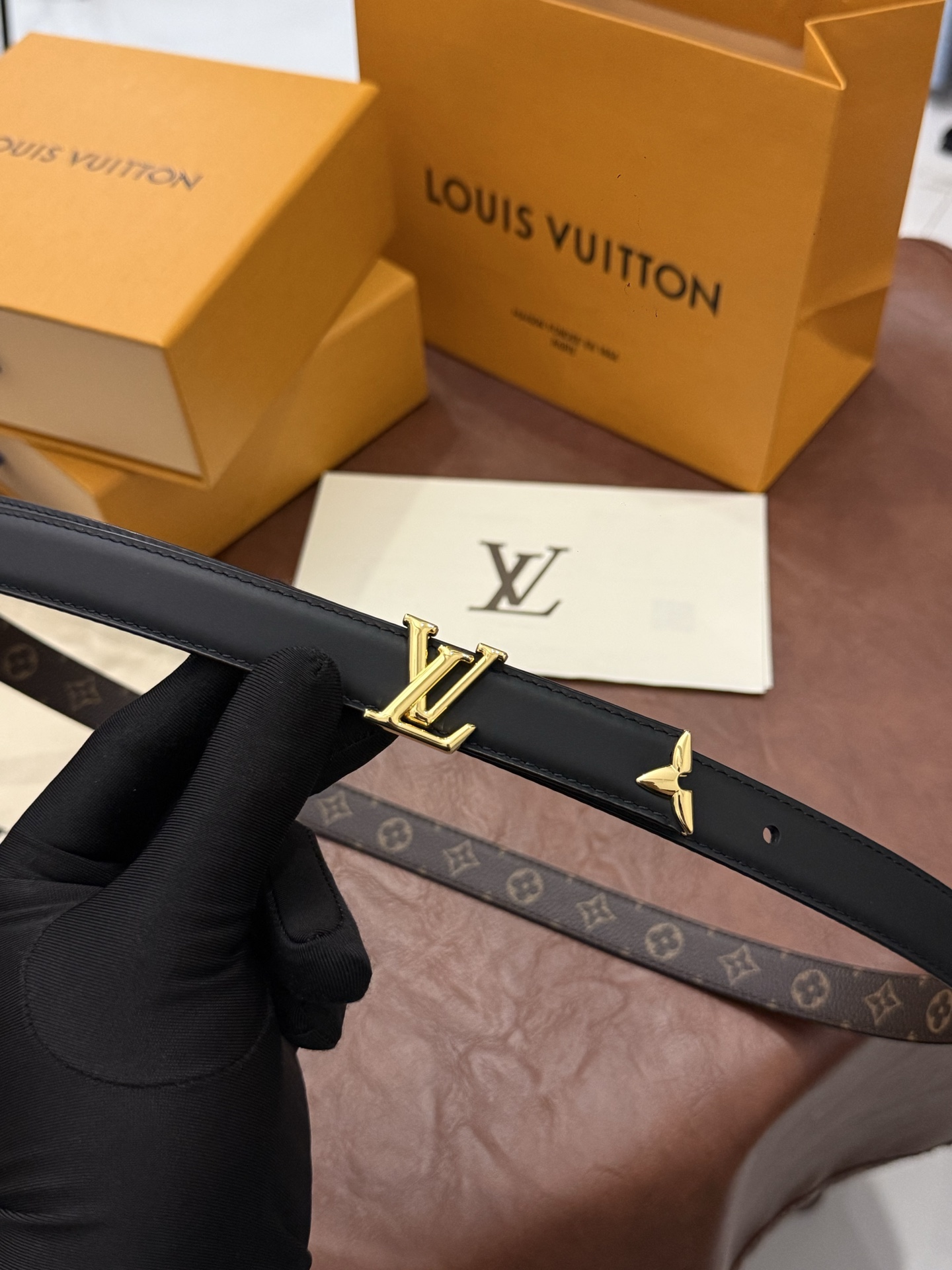 这款精致的 LV 腰带以闪耀的金色金属双饰彰显品牌精湛工艺。LV 首字母搭扣搭配精心切割的蒙娜丽莎花卉造型尾端。可翻转设