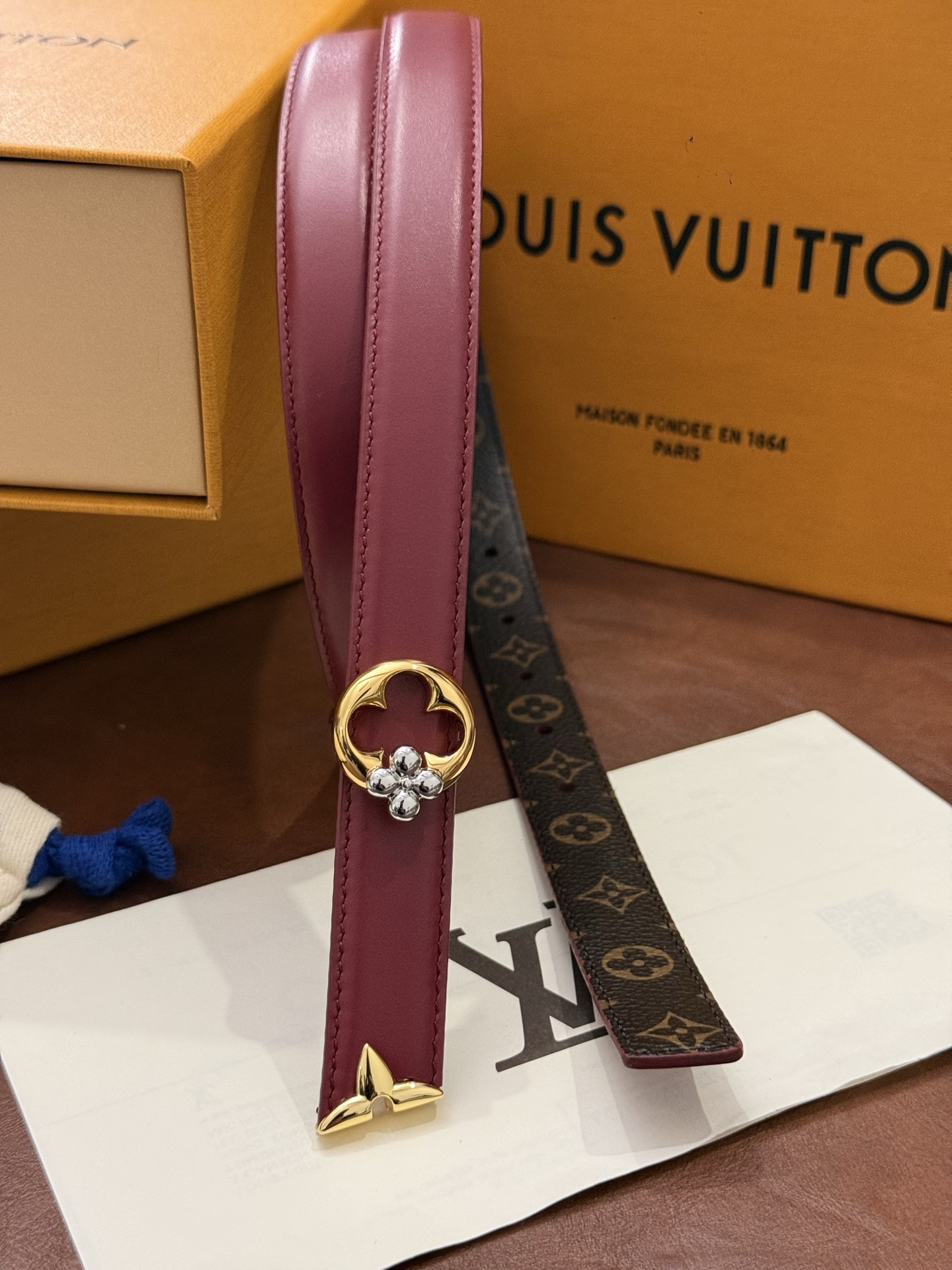 这款精致的 LV 腰带以闪耀的金色金属双饰彰显品牌精湛工艺。LV 首字母搭扣搭配精心切割的蒙娜丽莎花卉造型尾端。可翻转设
