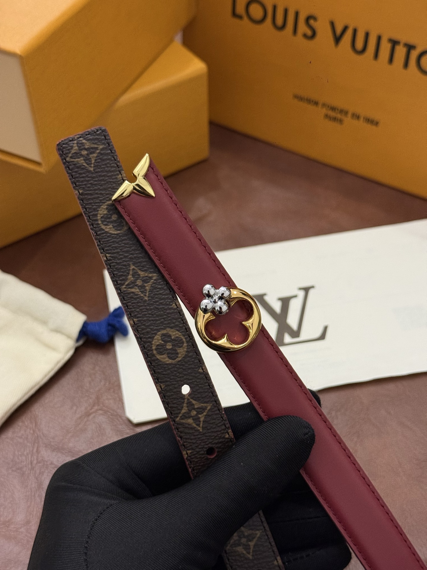 这款精致的 LV 腰带以闪耀的金色金属双饰彰显品牌精湛工艺。LV 首字母搭扣搭配精心切割的蒙娜丽莎花卉造型尾端。可翻转设