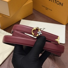 这款精致的 LV 腰带以闪耀的金色金属双饰彰显品牌精湛工艺。LV 首字母搭扣搭配精心切割的蒙娜丽莎花卉造型尾端。可翻转设 这款精致的 LV 腰带以闪耀的金色金属双饰彰显品牌精湛工艺。LV 首字母搭扣搭配精心切割的蒙娜丽莎花卉造型尾端。可翻转设