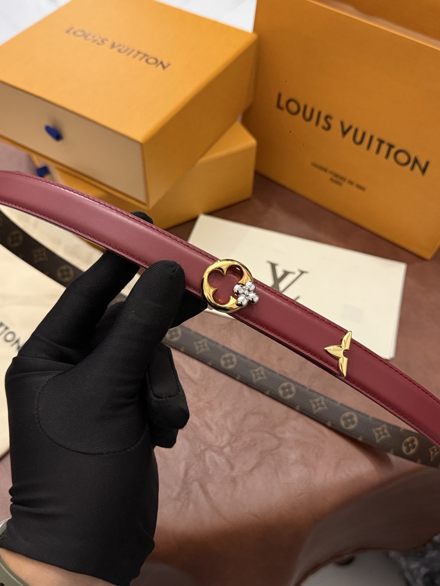 这款精致的 LV 腰带以闪耀的金色金属双饰彰显品牌精湛工艺。LV 首字母搭扣搭配精心切割的蒙娜丽莎花卉造型尾端。可翻转设