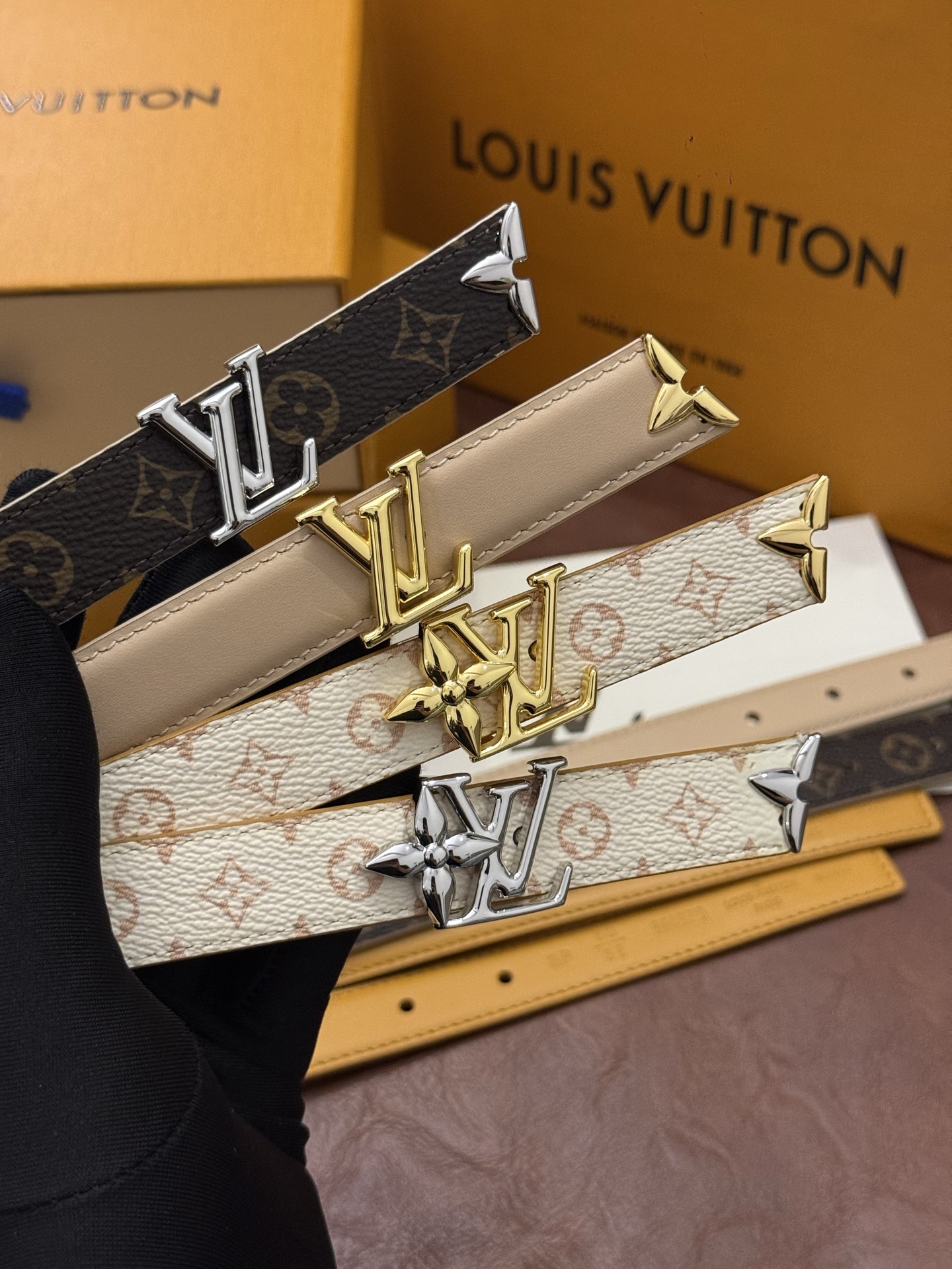 这款精致的 LV 腰带以闪耀的金色金属双饰彰显品牌精湛工艺。LV 首字母搭扣搭配精心切割的蒙娜丽莎花卉造型尾端。可翻转设