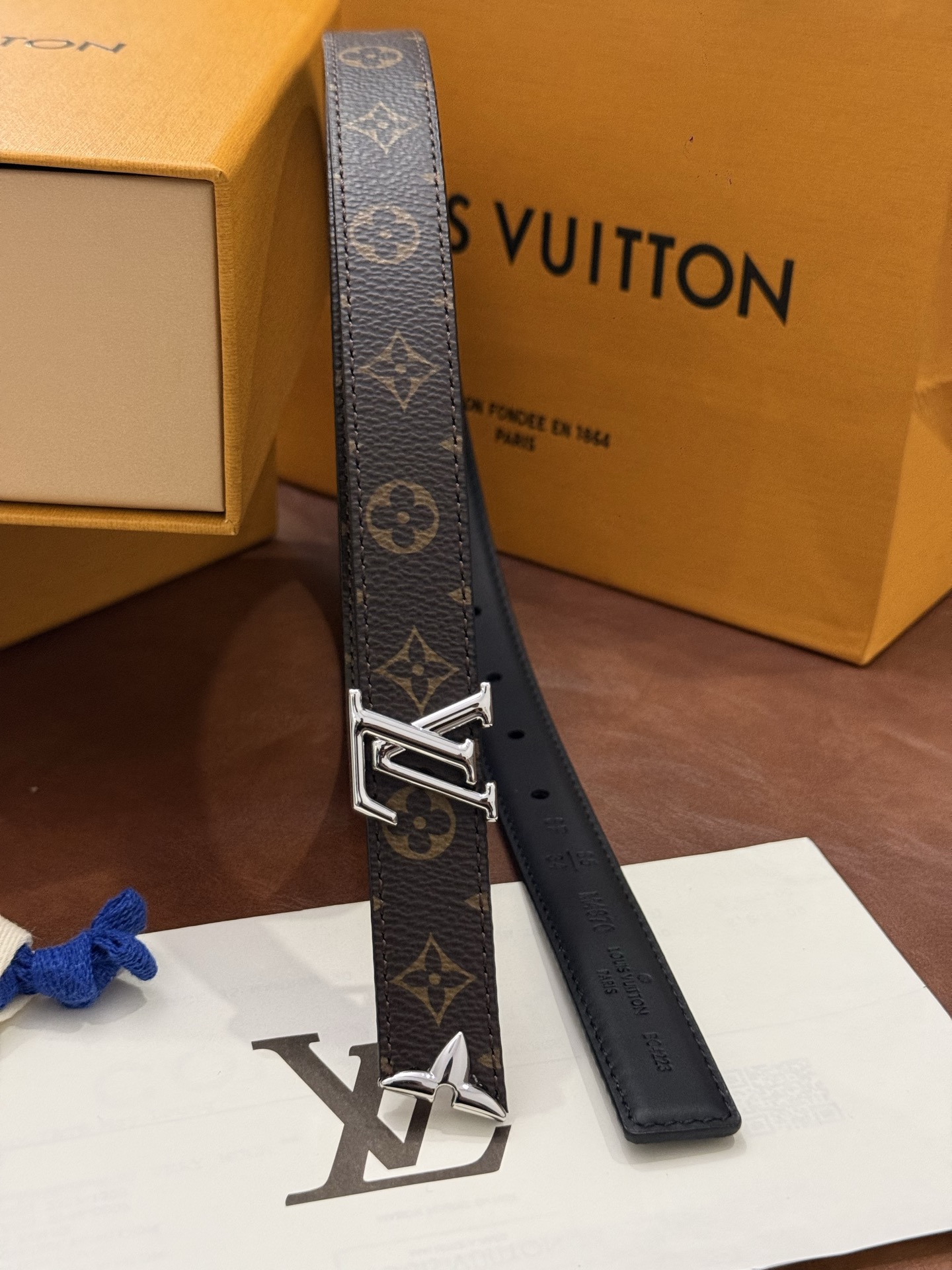 这款精致的 LV 腰带以闪耀的金色金属双饰彰显品牌精湛工艺。LV 首字母搭扣搭配精心切割的蒙娜丽莎花卉造型尾端。可翻转设