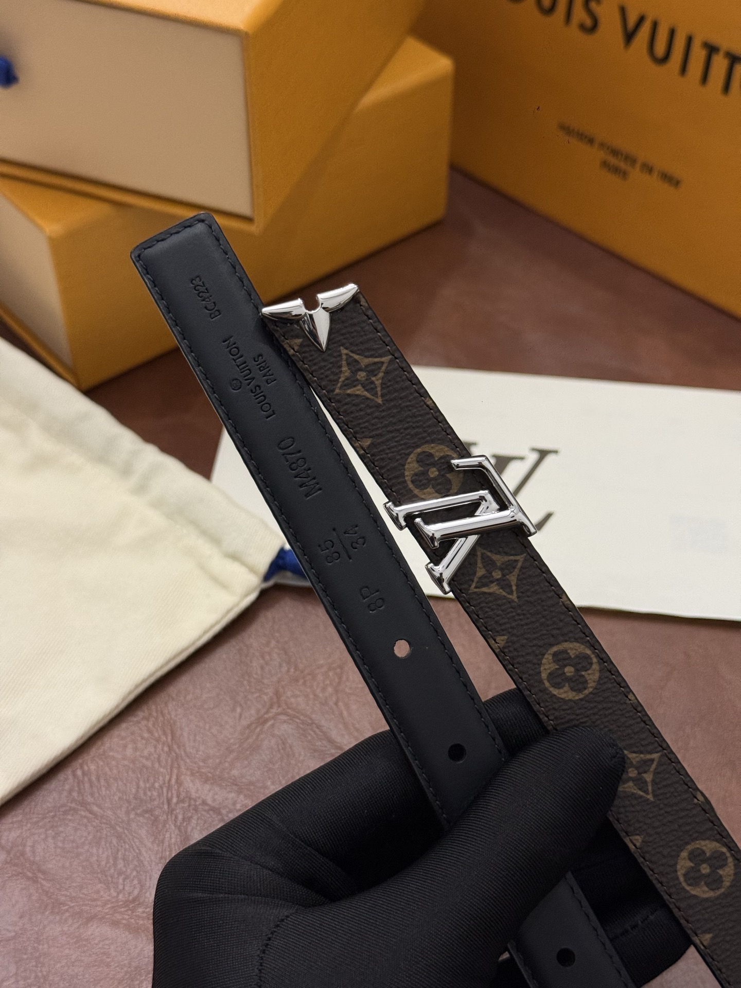 这款精致的 LV 腰带以闪耀的金色金属双饰彰显品牌精湛工艺。LV 首字母搭扣搭配精心切割的蒙娜丽莎花卉造型尾端。可翻转设