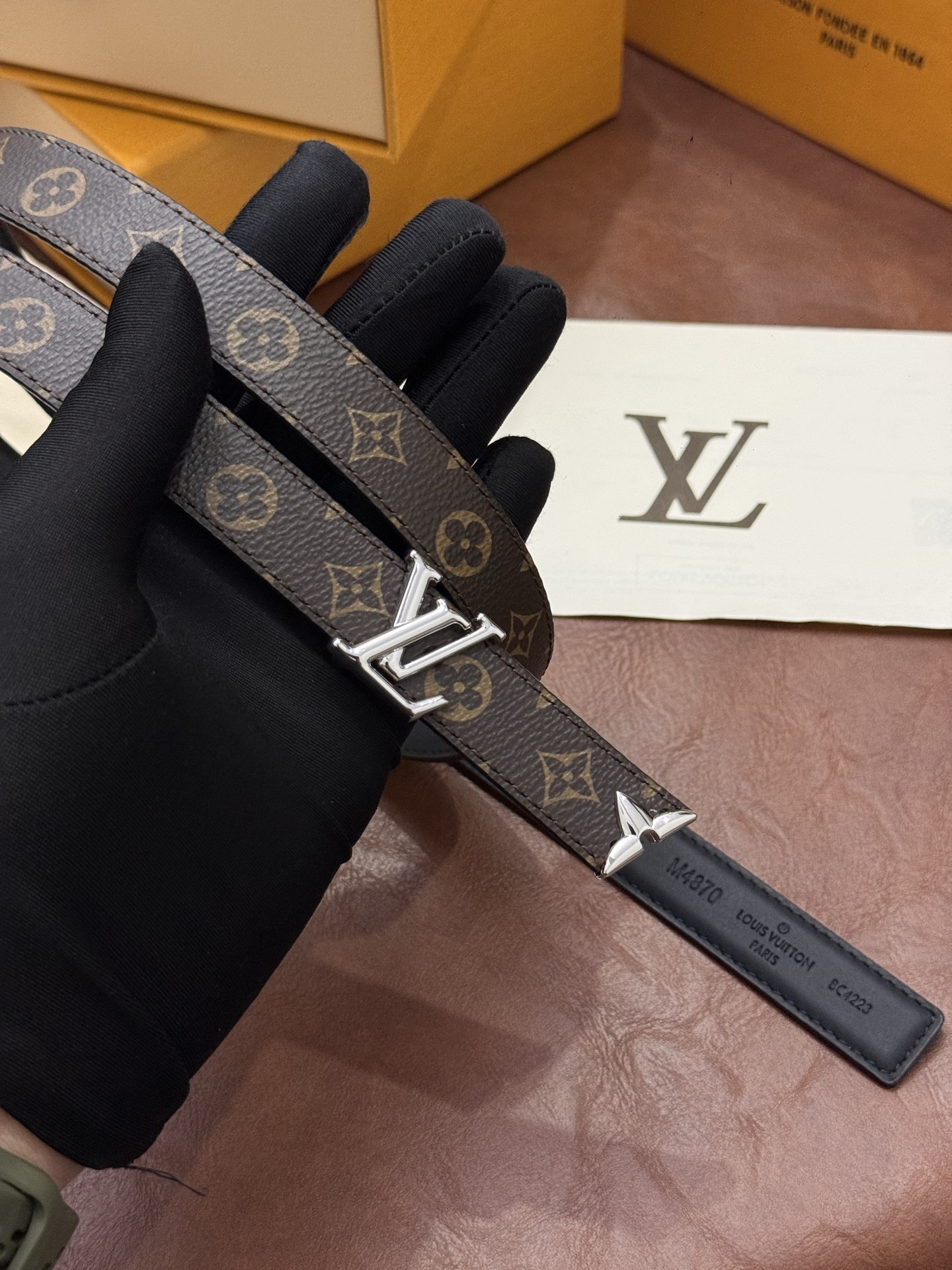 这款精致的 LV 腰带以闪耀的金色金属双饰彰显品牌精湛工艺。LV 首字母搭扣搭配精心切割的蒙娜丽莎花卉造型尾端。可翻转设