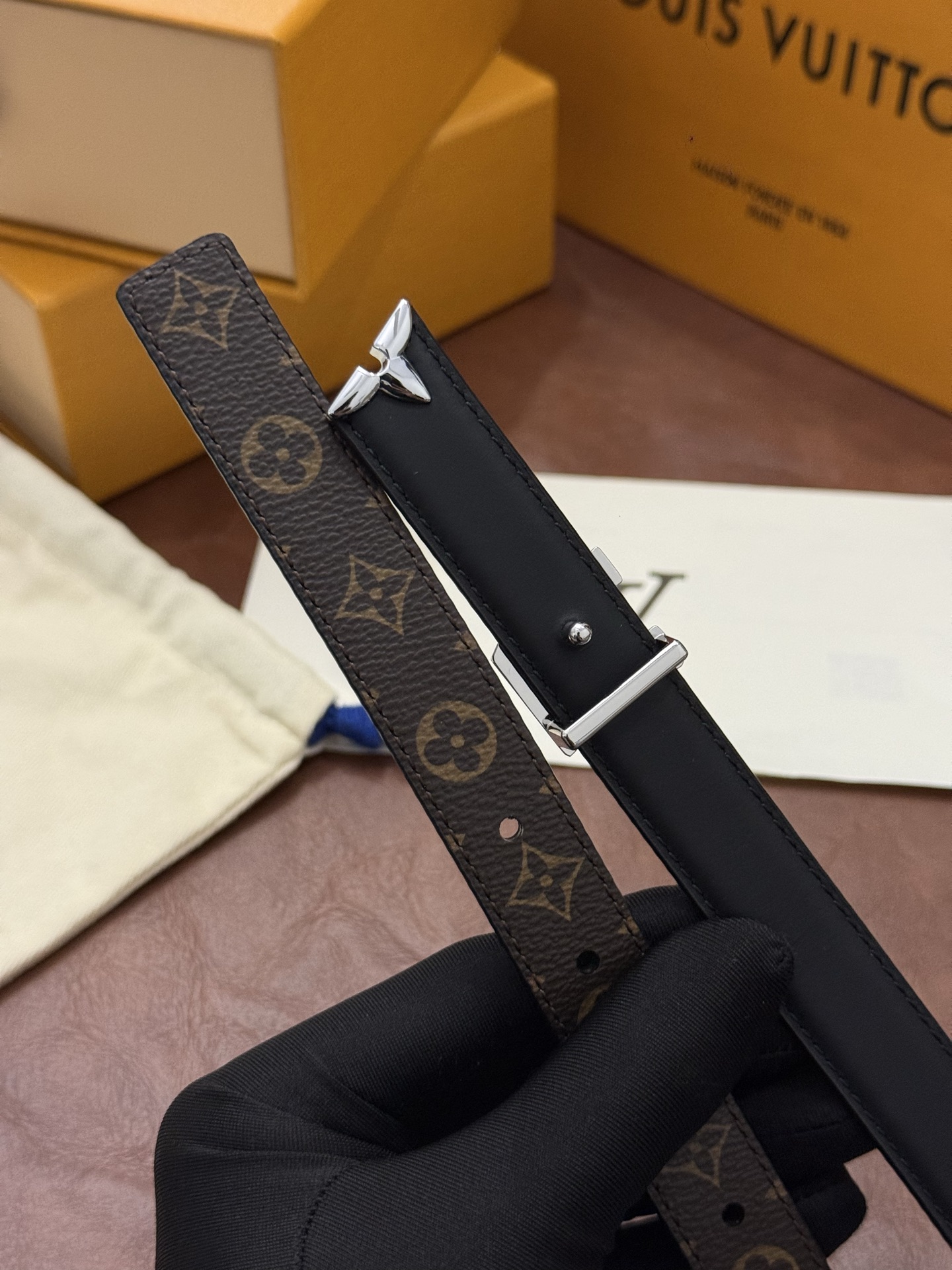 这款精致的 LV 腰带以闪耀的金色金属双饰彰显品牌精湛工艺。LV 首字母搭扣搭配精心切割的蒙娜丽莎花卉造型尾端。可翻转设