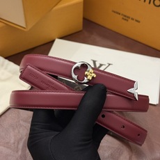 这款精致的 LV 腰带以闪耀的金色金属双饰彰显品牌精湛工艺。LV 首字母搭扣搭配精心切割的蒙娜丽莎花卉造型尾端。可翻转设 这款精致的 LV 腰带以闪耀的金色金属双饰彰显品牌精湛工艺。LV 首字母搭扣搭配精心切割的蒙娜丽莎花卉造型尾端。可翻转设