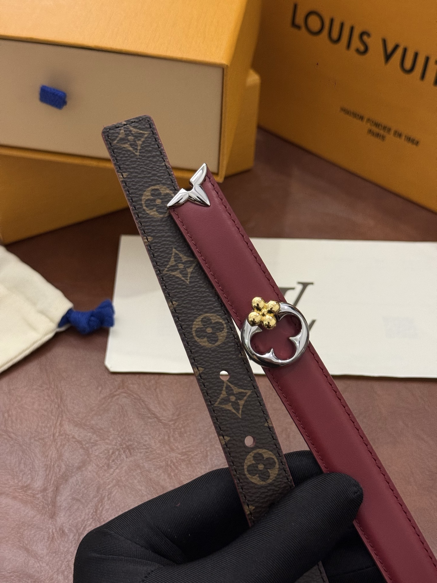 这款精致的 LV 腰带以闪耀的金色金属双饰彰显品牌精湛工艺。LV 首字母搭扣搭配精心切割的蒙娜丽莎花卉造型尾端。可翻转设
