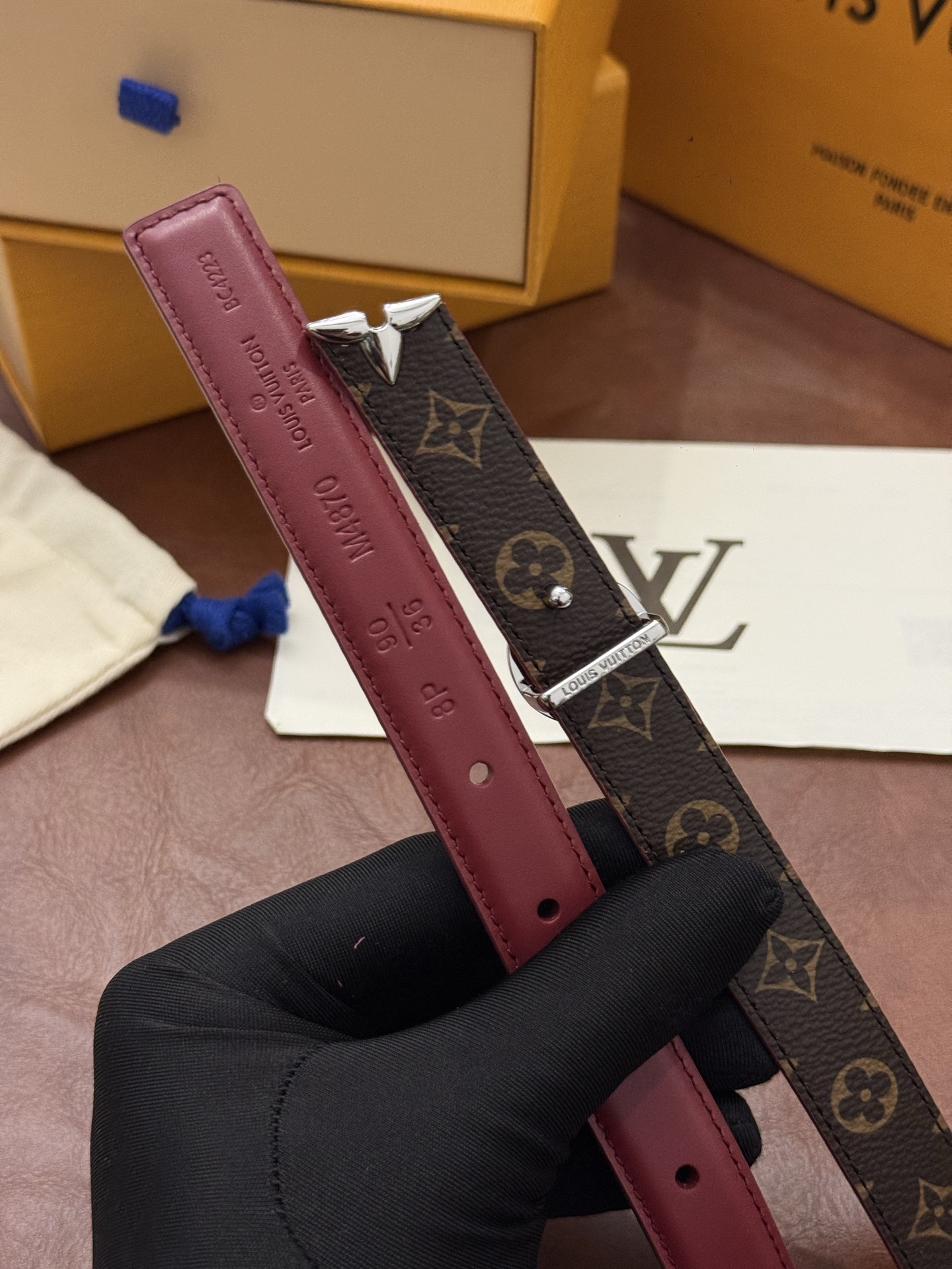这款精致的 LV 腰带以闪耀的金色金属双饰彰显品牌精湛工艺。LV 首字母搭扣搭配精心切割的蒙娜丽莎花卉造型尾端。可翻转设