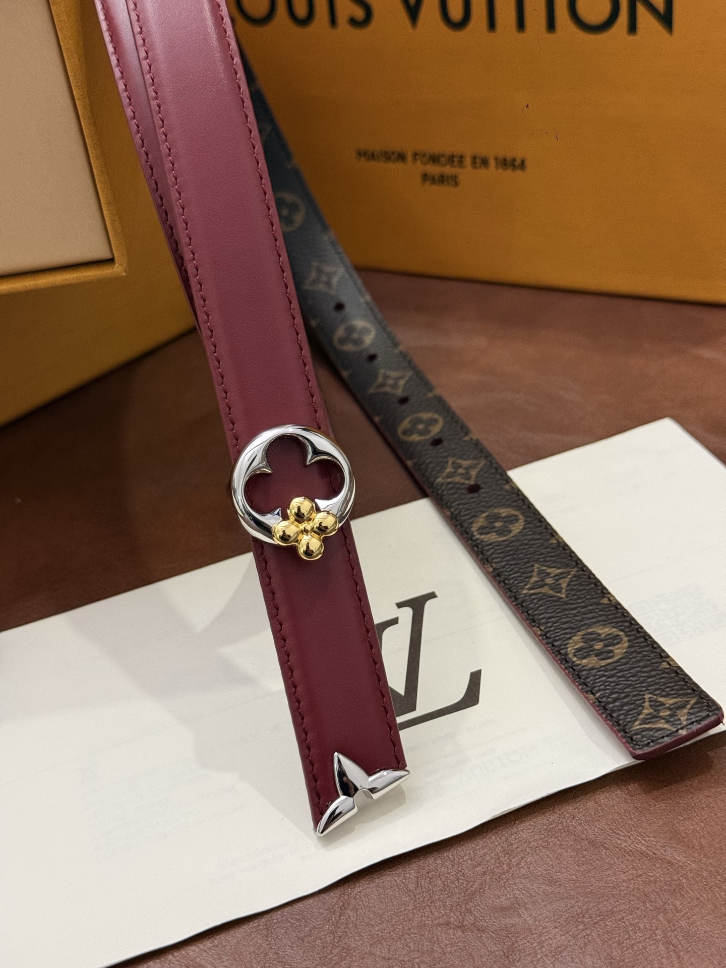 这款精致的 LV 腰带以闪耀的金色金属双饰彰显品牌精湛工艺。LV 首字母搭扣搭配精心切割的蒙娜丽莎花卉造型尾端。可翻转设