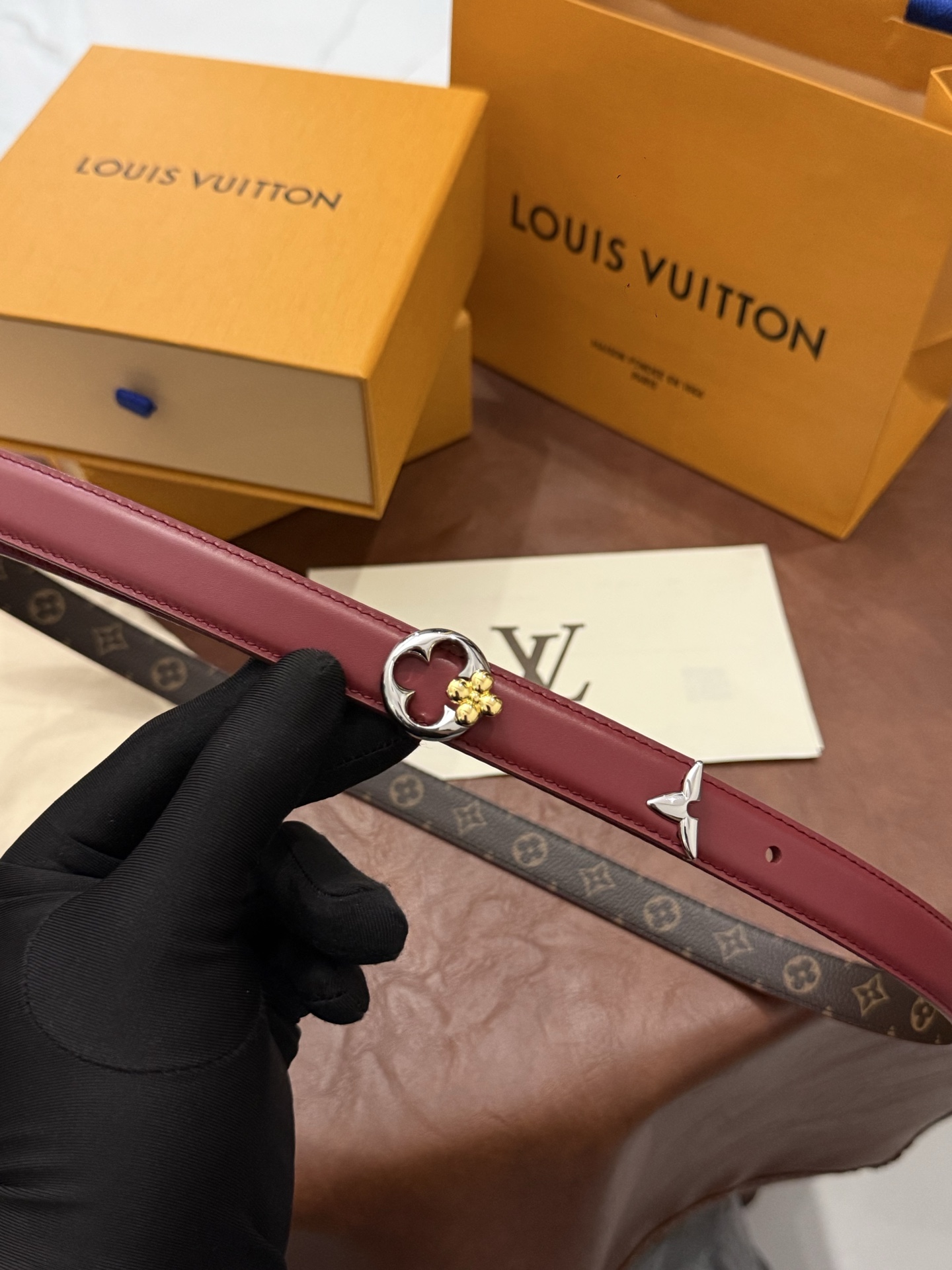 这款精致的 LV 腰带以闪耀的金色金属双饰彰显品牌精湛工艺。LV 首字母搭扣搭配精心切割的蒙娜丽莎花卉造型尾端。可翻转设