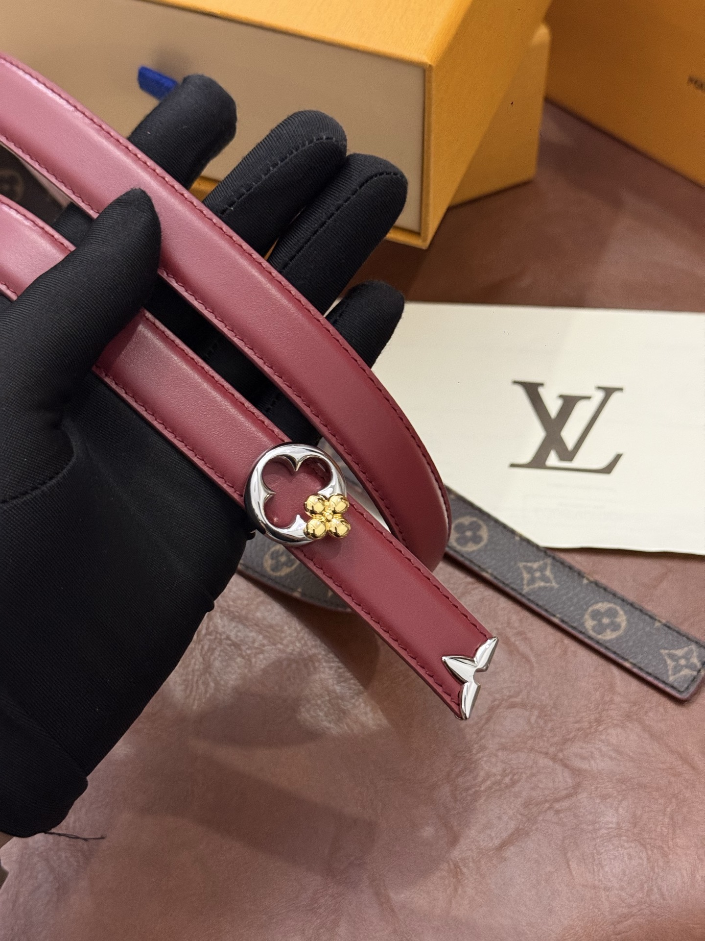 这款精致的 LV 腰带以闪耀的金色金属双饰彰显品牌精湛工艺。LV 首字母搭扣搭配精心切割的蒙娜丽莎花卉造型尾端。可翻转设