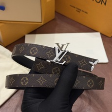 这款精致的 LV 腰带以闪耀的金色金属双饰彰显品牌精湛工艺。LV 首字母搭扣搭配精心切割的蒙娜丽莎花卉造型尾端。可翻转设 这款精致的 LV 腰带以闪耀的金色金属双饰彰显品牌精湛工艺。LV 首字母搭扣搭配精心切割的蒙娜丽莎花卉造型尾端。可翻转设