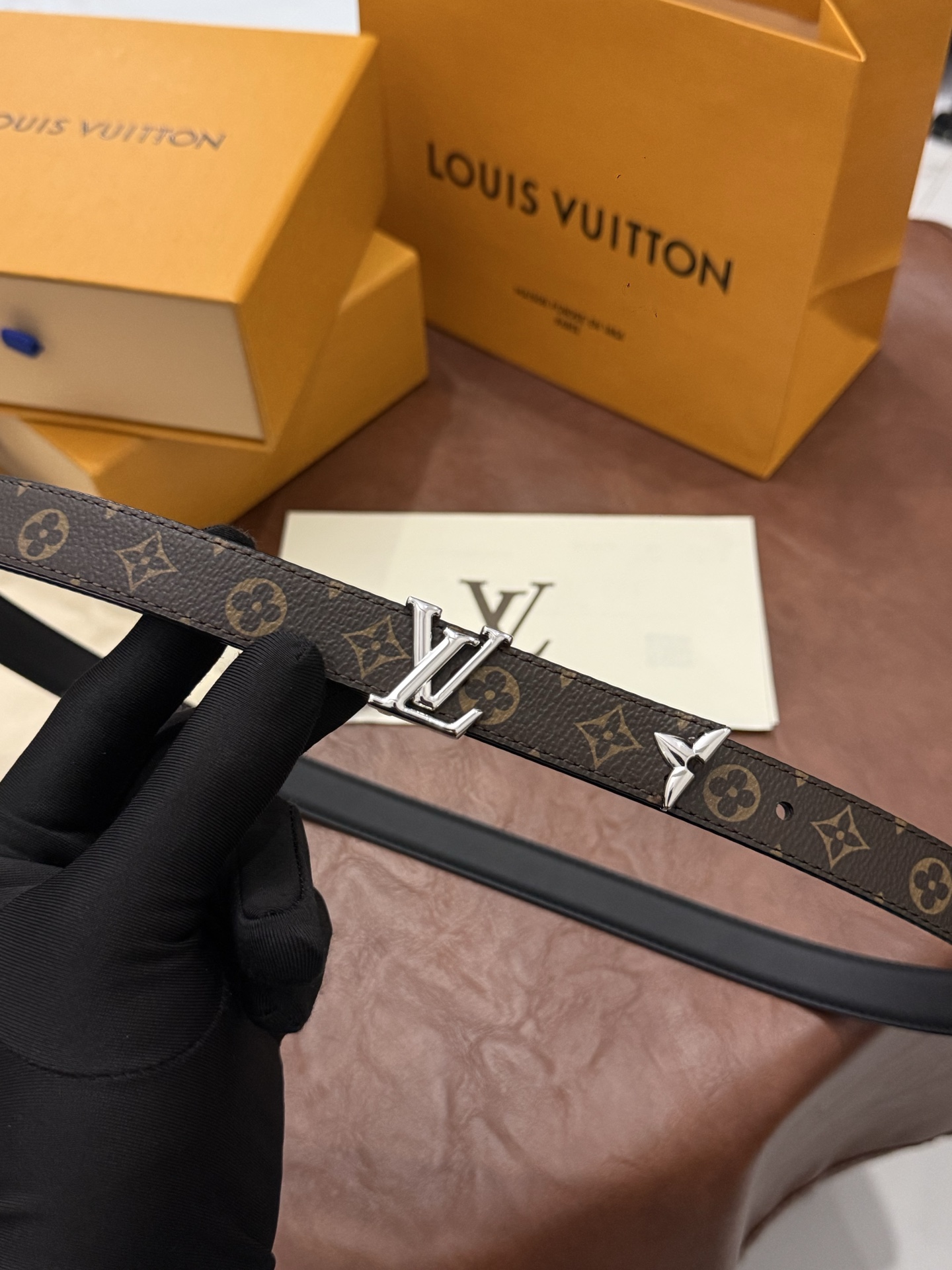这款精致的 LV 腰带以闪耀的金色金属双饰彰显品牌精湛工艺。LV 首字母搭扣搭配精心切割的蒙娜丽莎花卉造型尾端。可翻转设