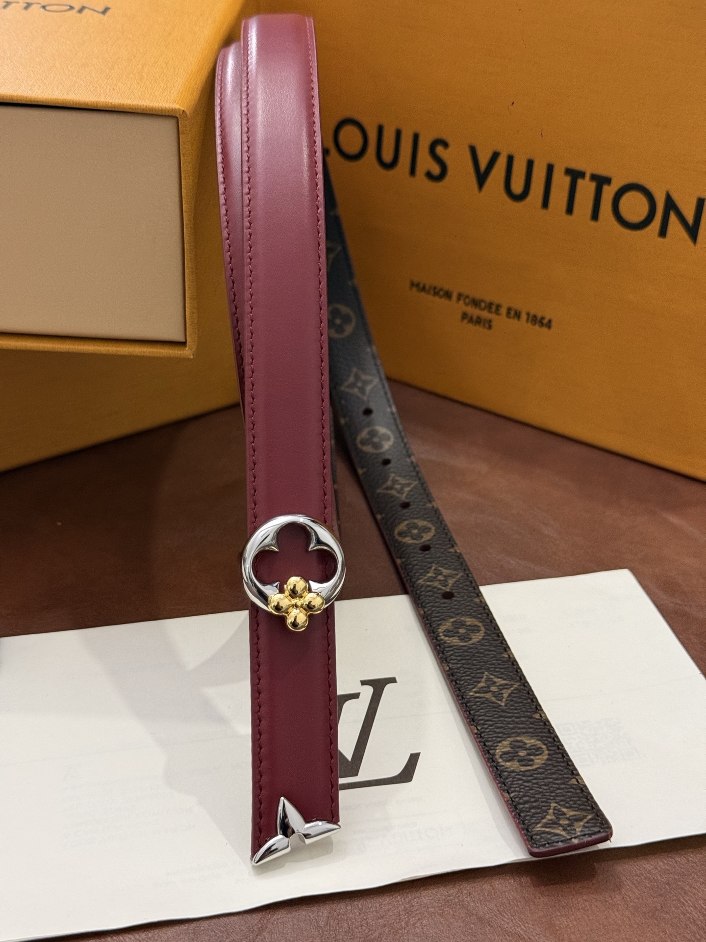这款精致的 LV 腰带以闪耀的金色金属双饰彰显品牌精湛工艺。LV 首字母搭扣搭配精心切割的蒙娜丽莎花卉造型尾端。可翻转设